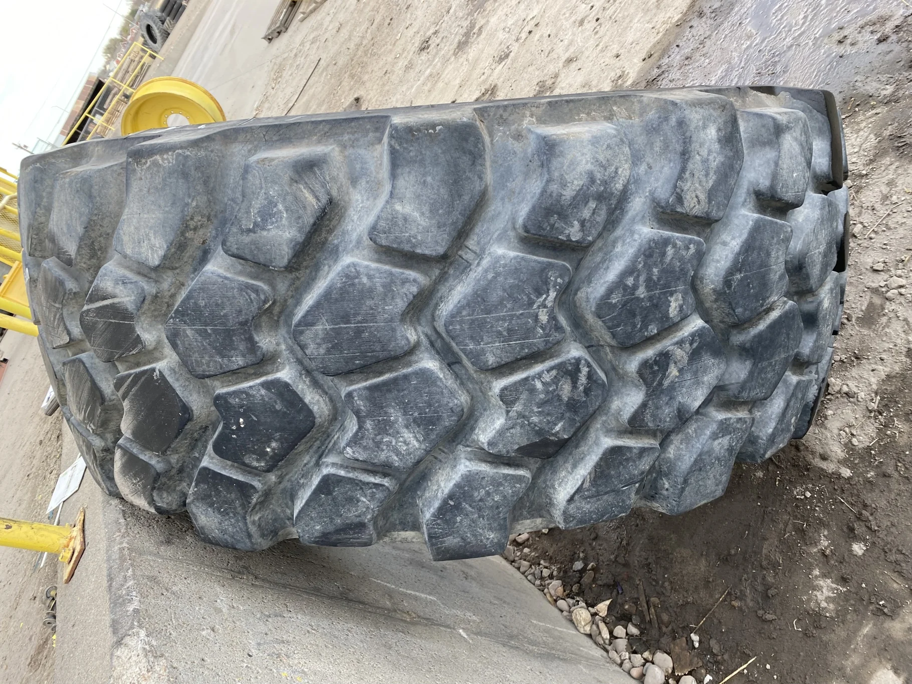 Used 23.5R25 Michelin E3 XADN+  90% _x000D_ 185B  _x000D_ (Lug Cuts, Sidewall Cuts, Cuts Between Lu image 3