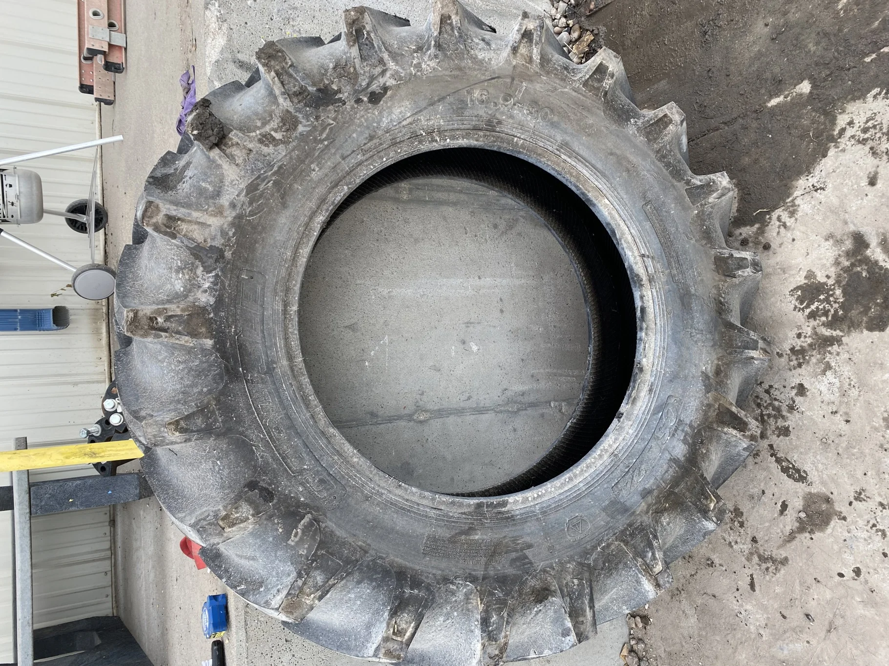 Used 16.9-30 Carlisle CSL24 R-1 D(8Ply) TT 95% - lug cut image 5