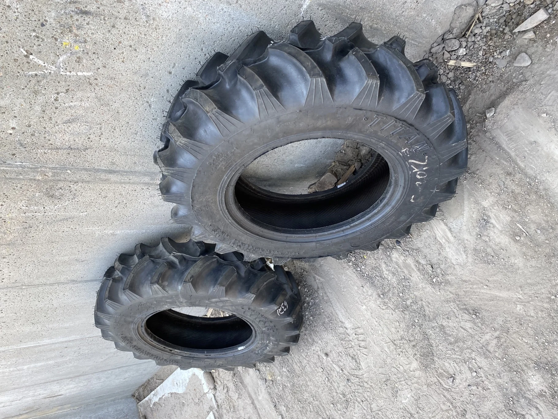 TAKE-OFF 8-16 Titan Hi Traction Lug R-1 E (10 Ply) TL - Excellent Condition
