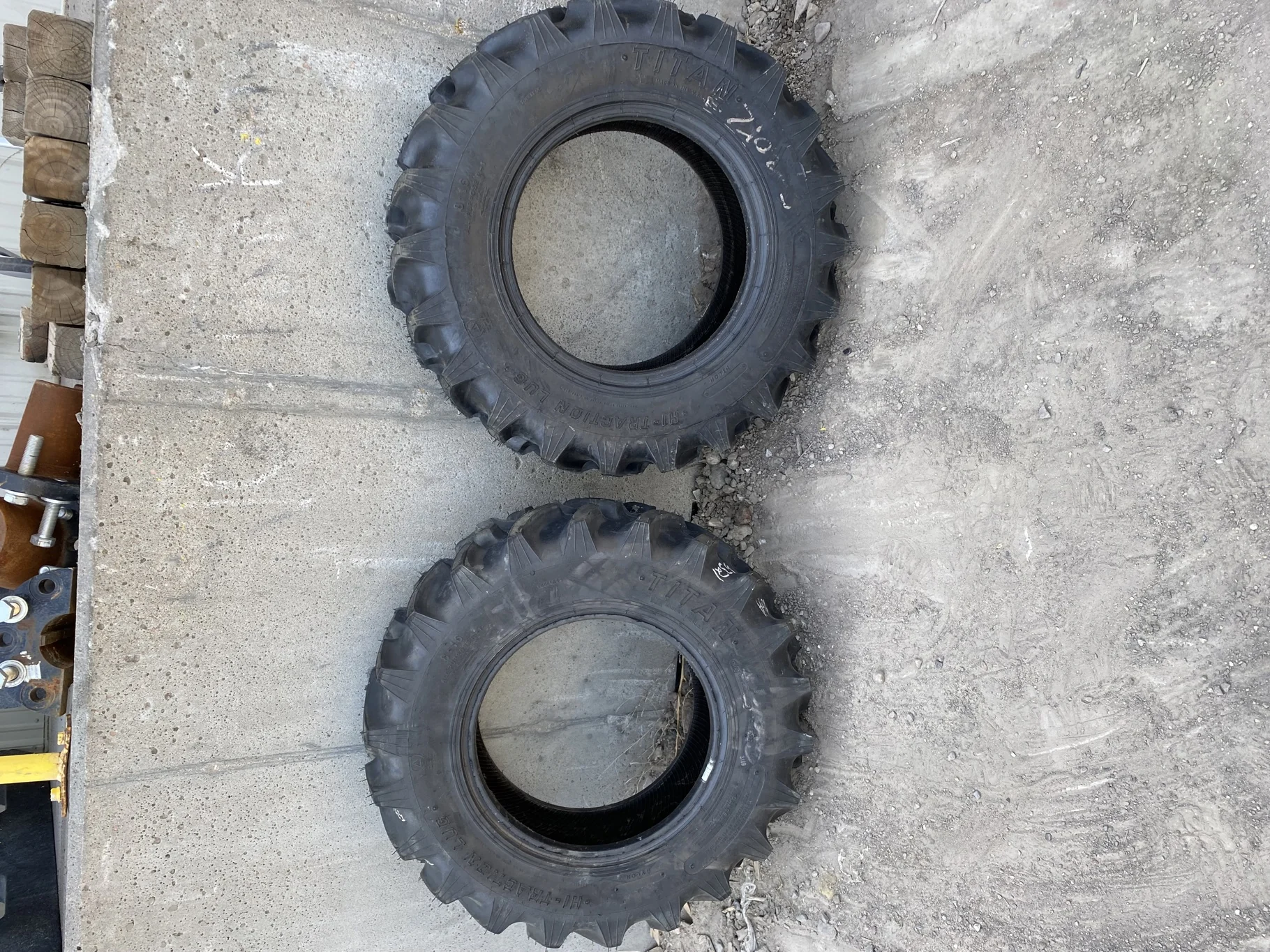 TAKE-OFF 8-16 Titan Hi Traction Lug R-1 E (10 Ply) TL - Excellent Condition image 2