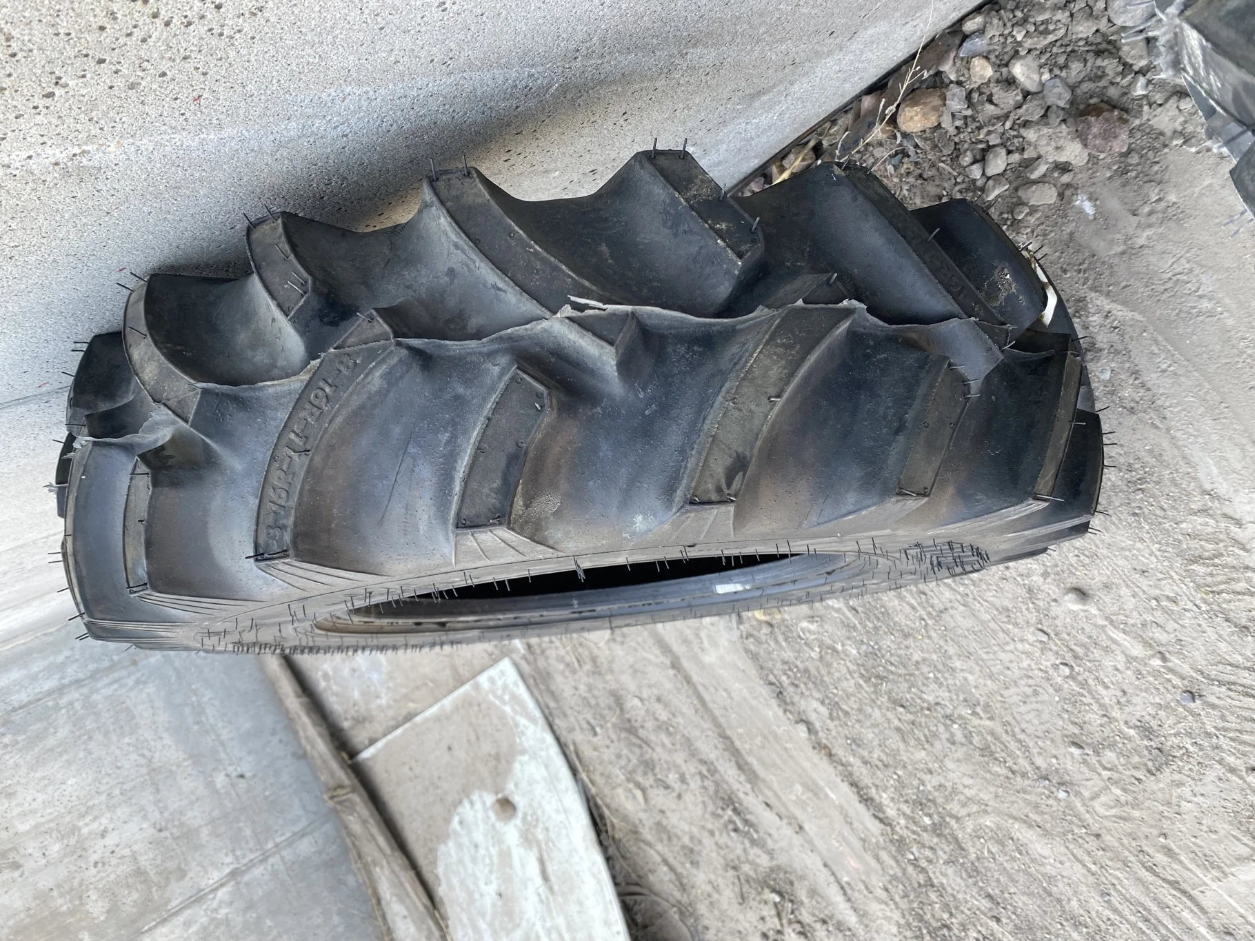 TAKE-OFF 8-16 Titan Hi Traction Lug R-1 E (10 Ply) TL - Excellent Condition image 3