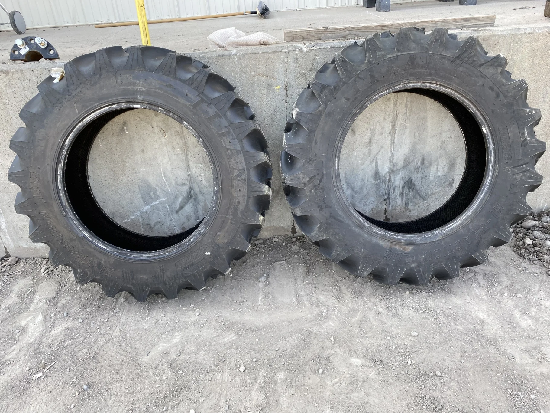 TAKE-OFF 13.6-28 Titan Hi Traction Lug R-1 C(6Ply) TL -Excellent  Condition