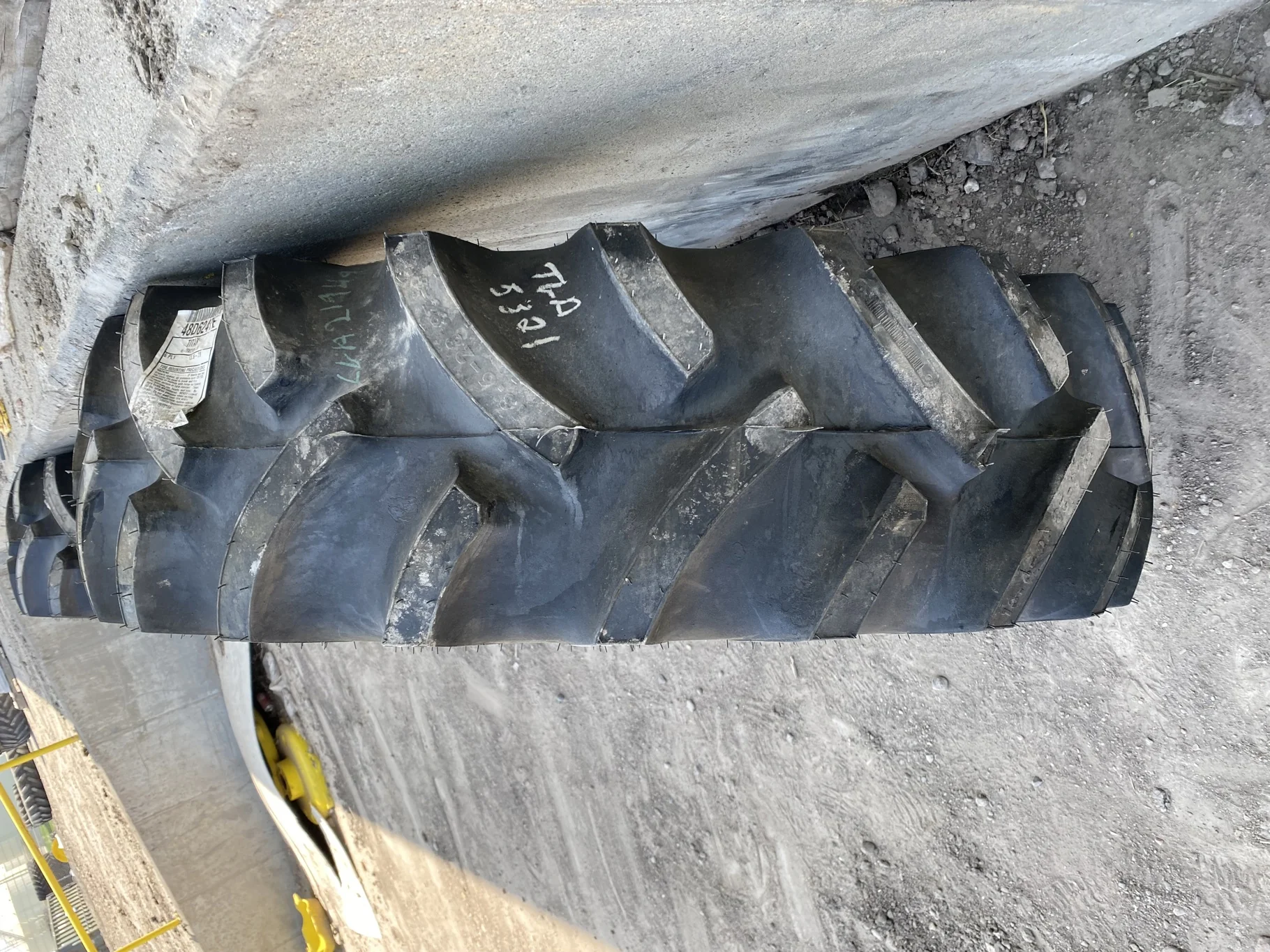 TAKE-OFF 13.6-28 Titan Hi Traction Lug R-1 C(6Ply) TL -Excellent  Condition image 2