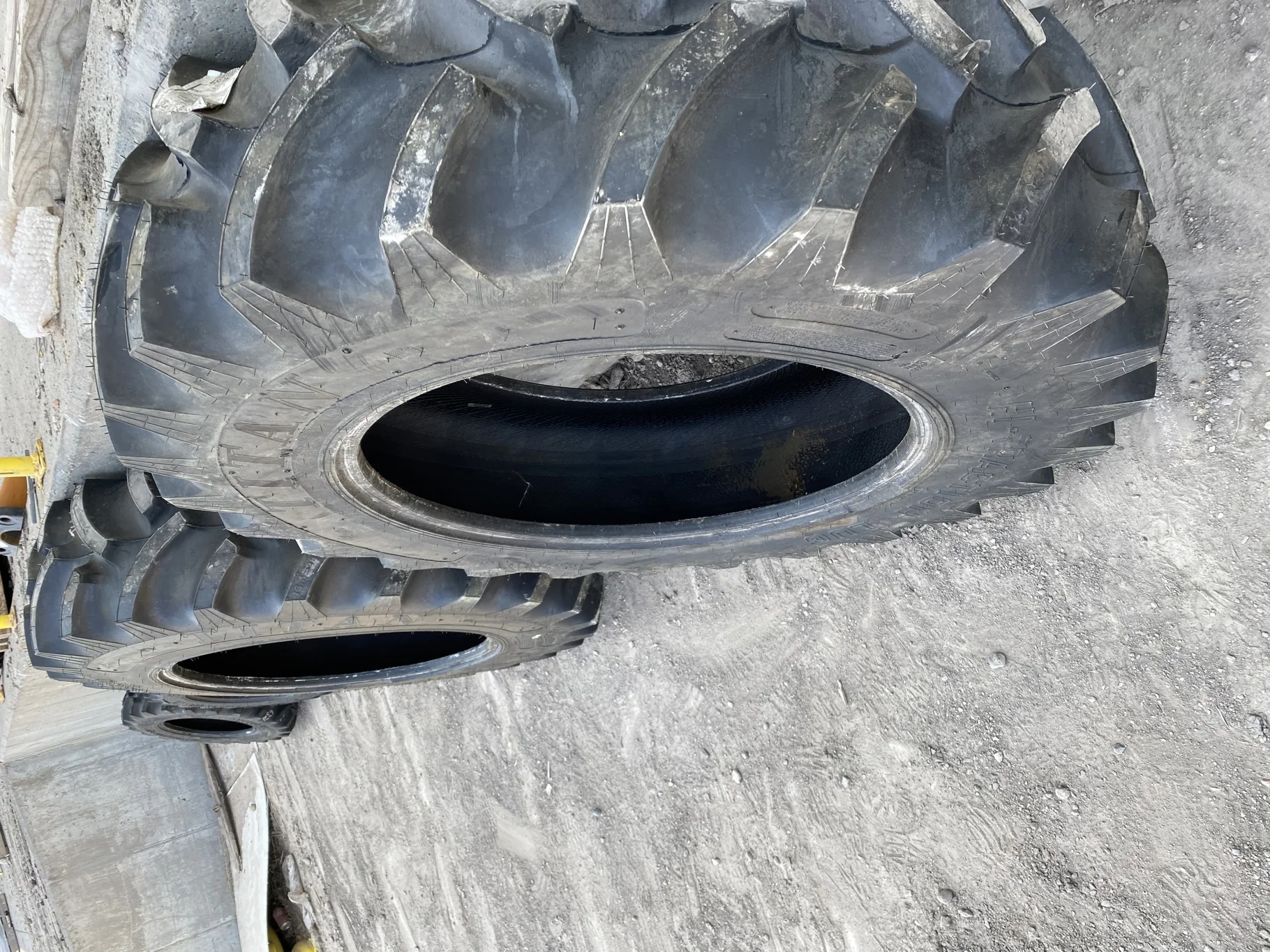 TAKE-OFF 13.6-28 Titan Hi Traction Lug R-1 C(6Ply) TL -Excellent  Condition image 3