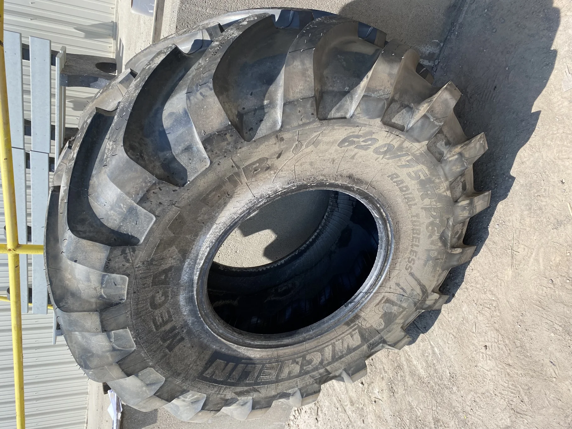 Take-Off 620/75R26 Michelin MegaXBib R-1W (166A8/166B) TL - Excellent Condition