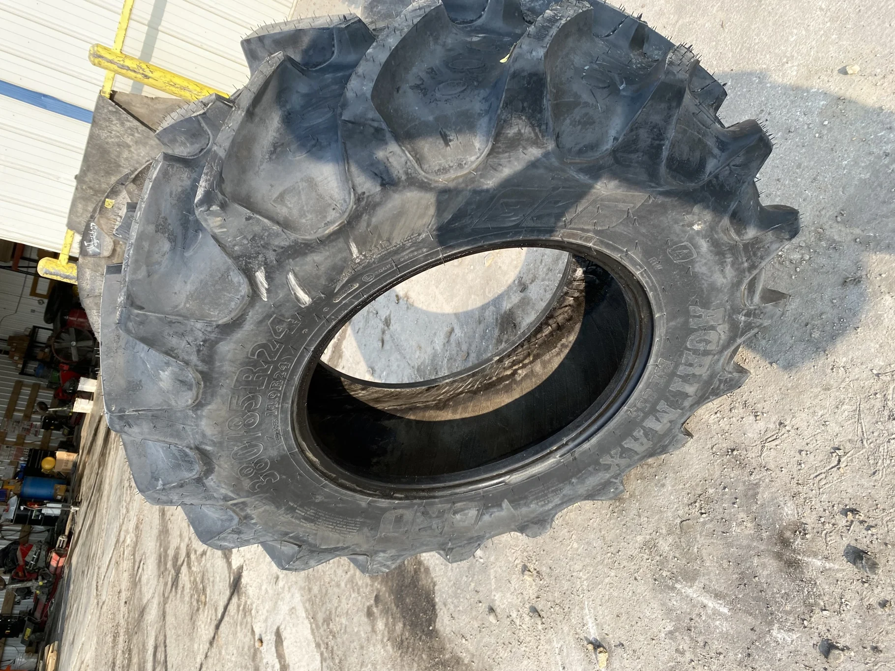 Take-Off 380/85R24 (14.9 R24) BKT Agrimax RT 855 R-1W 131A8 TL - Excellent Condition