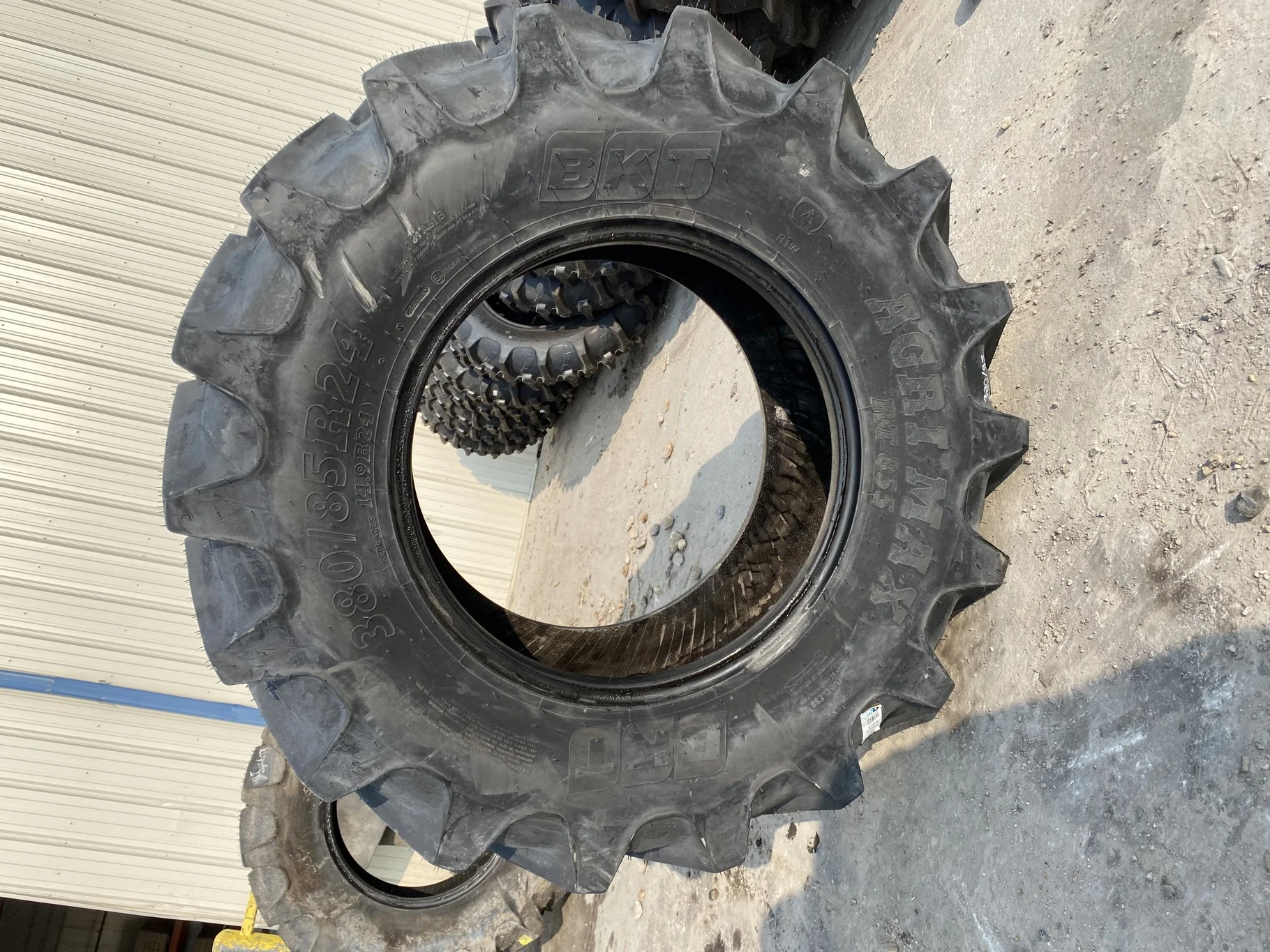 Take-Off 380/85R24 (14.9 R24) BKT Agrimax RT 855 R-1W 131A8 TL - Excellent Condition image 2