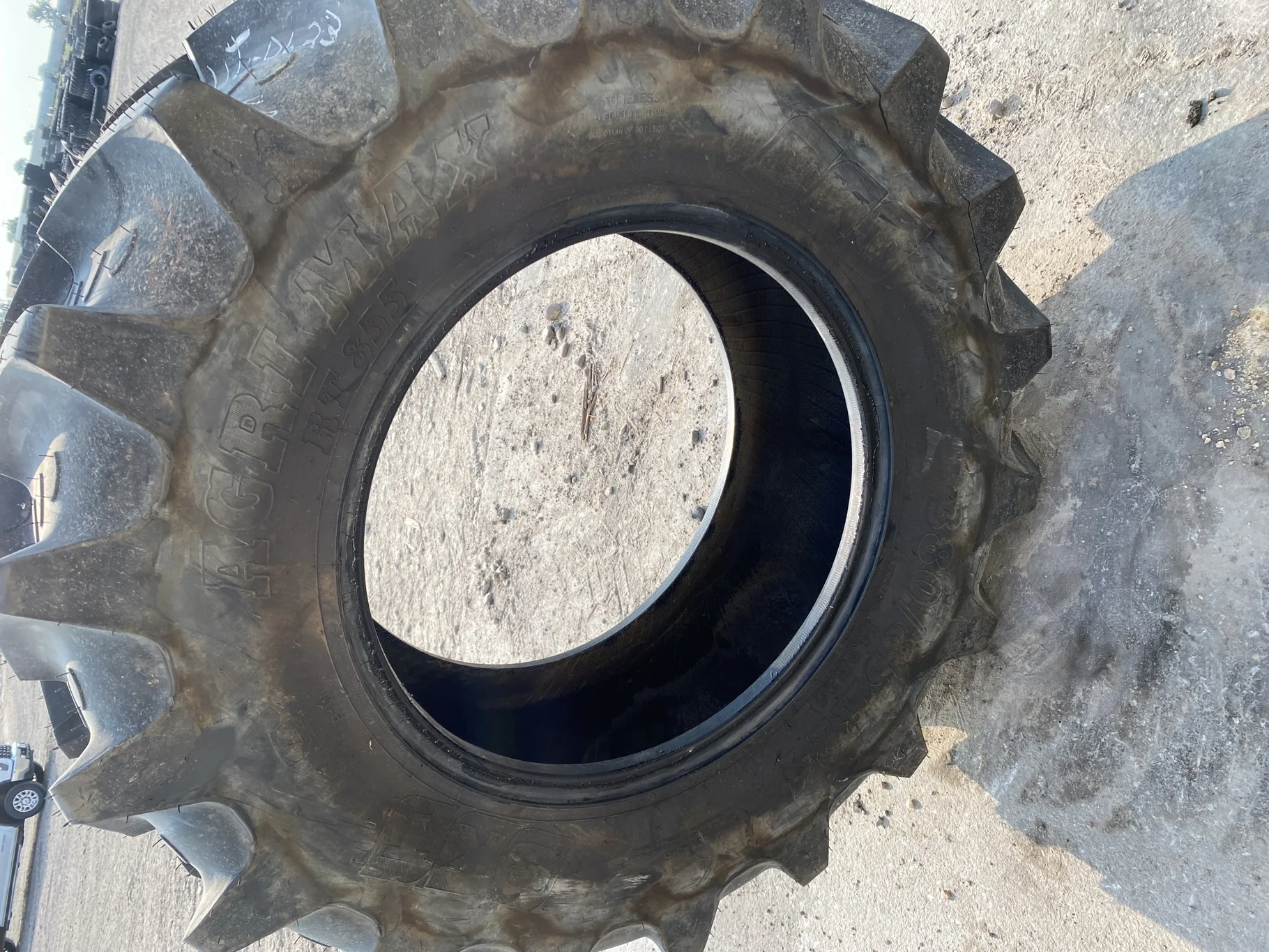 Take-Off 380/85R24 (14.9 R24) BKT Agrimax RT 855 R-1W 131A8 TL - Excellent Condition image 3