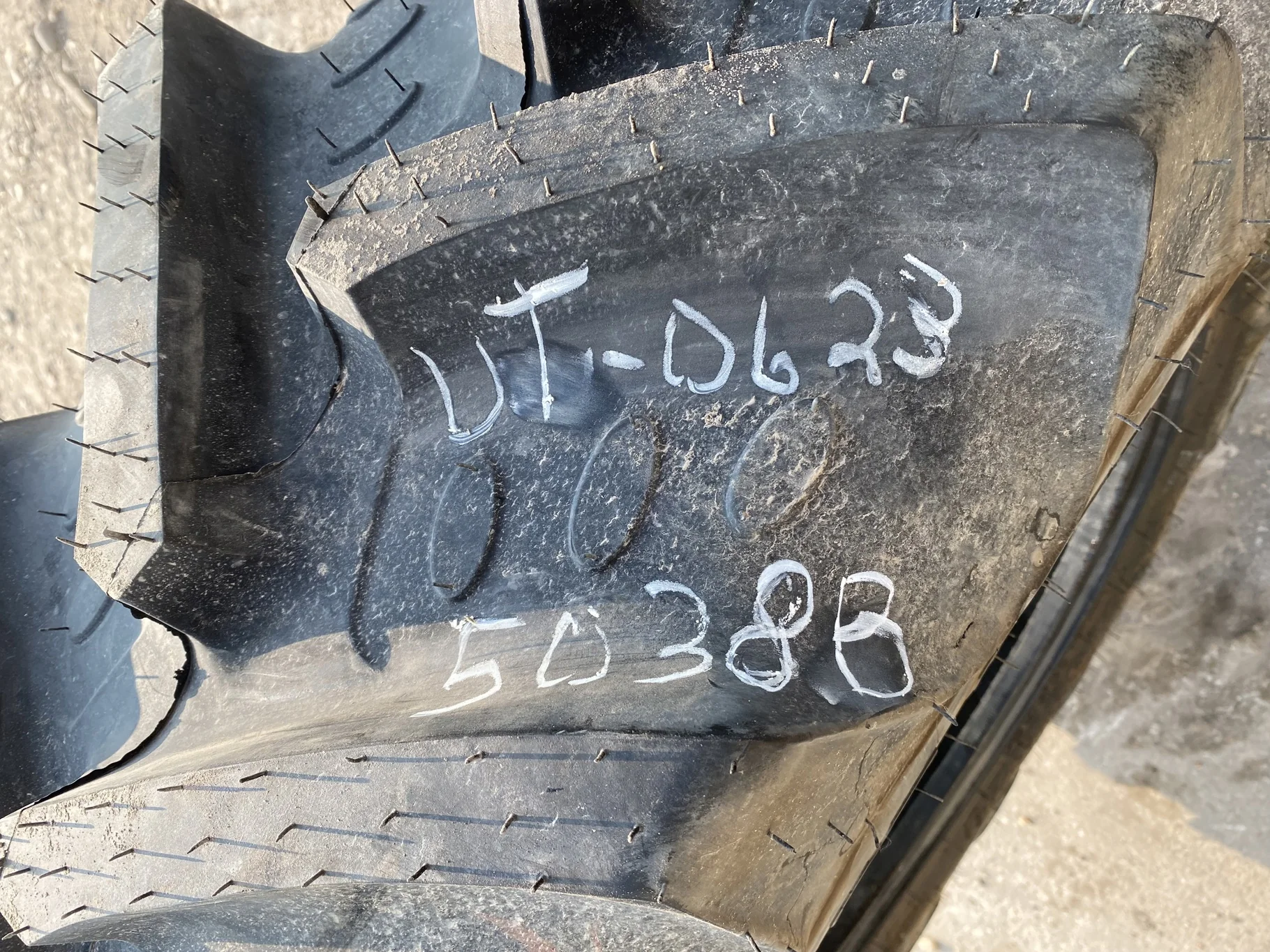 Take-Off 380/85R24 (14.9 R24) BKT Agrimax RT 855 R-1W 131A8 TL - Excellent Condition image 4