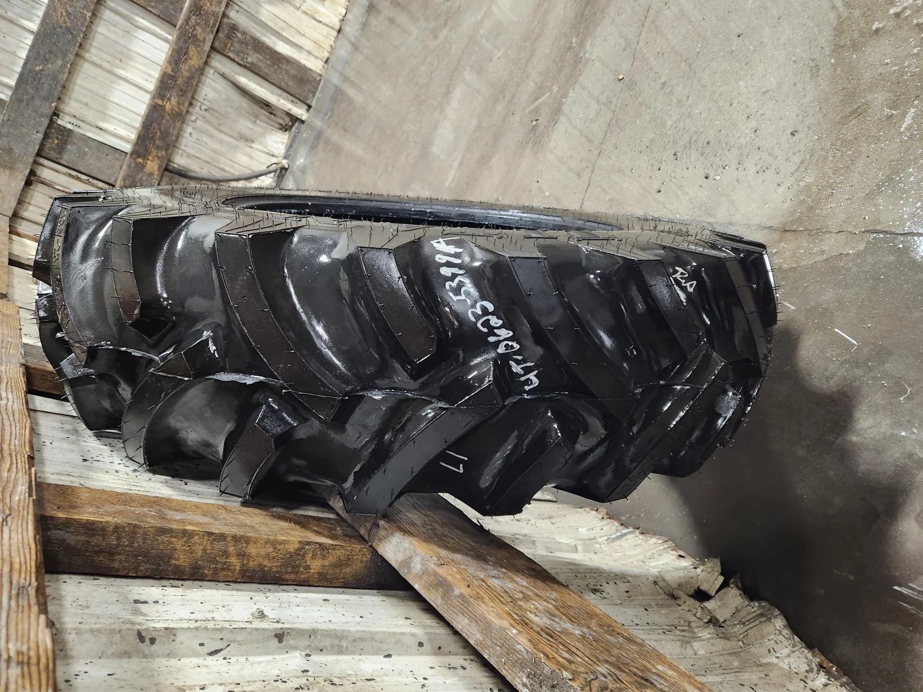 Take-Off 13.6-28 Titan Hi Traction Lug R-1 C(6Ply) TL - Excellent Condition