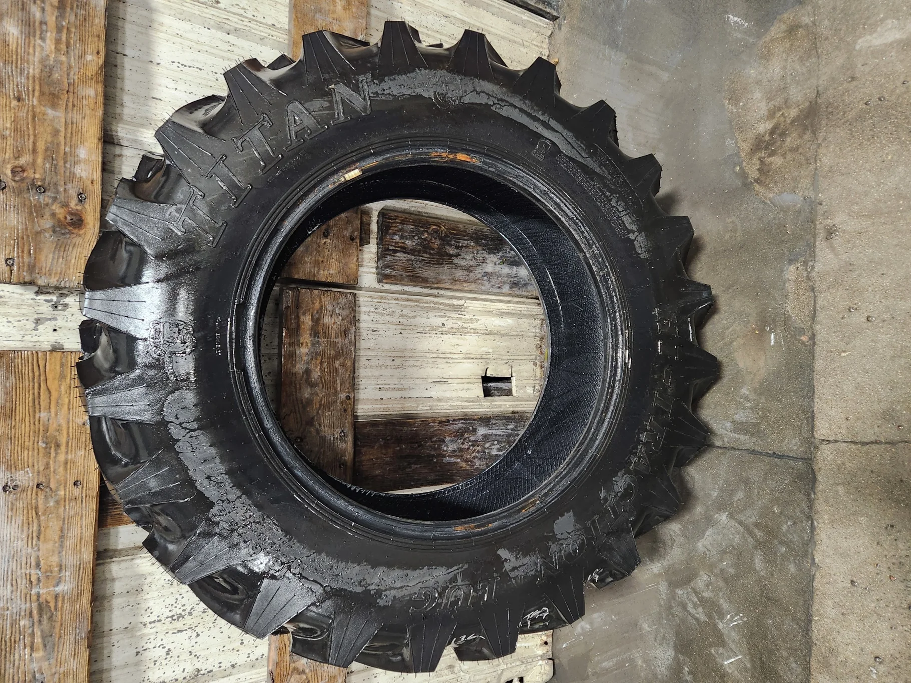 Take-Off 13.6-28 Titan Hi Traction Lug R-1 C(6Ply) TL - Excellent Condition image 2