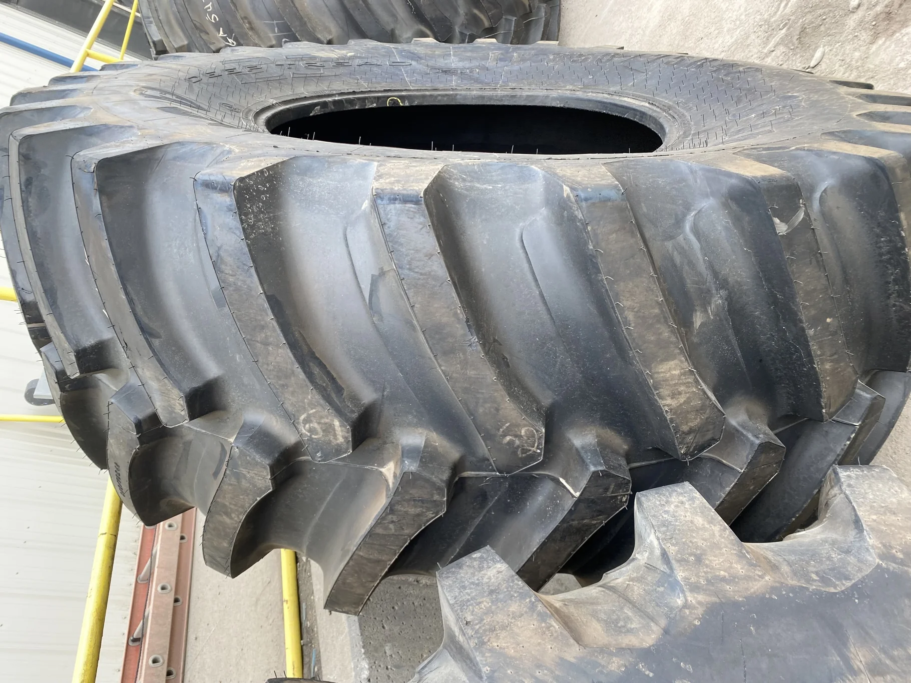 Take-Off IF850/75R42 CFO Firestone Radial Deep Tread 23 R-1W 186B TL - Excellent Condition (Lug Cuts image 2