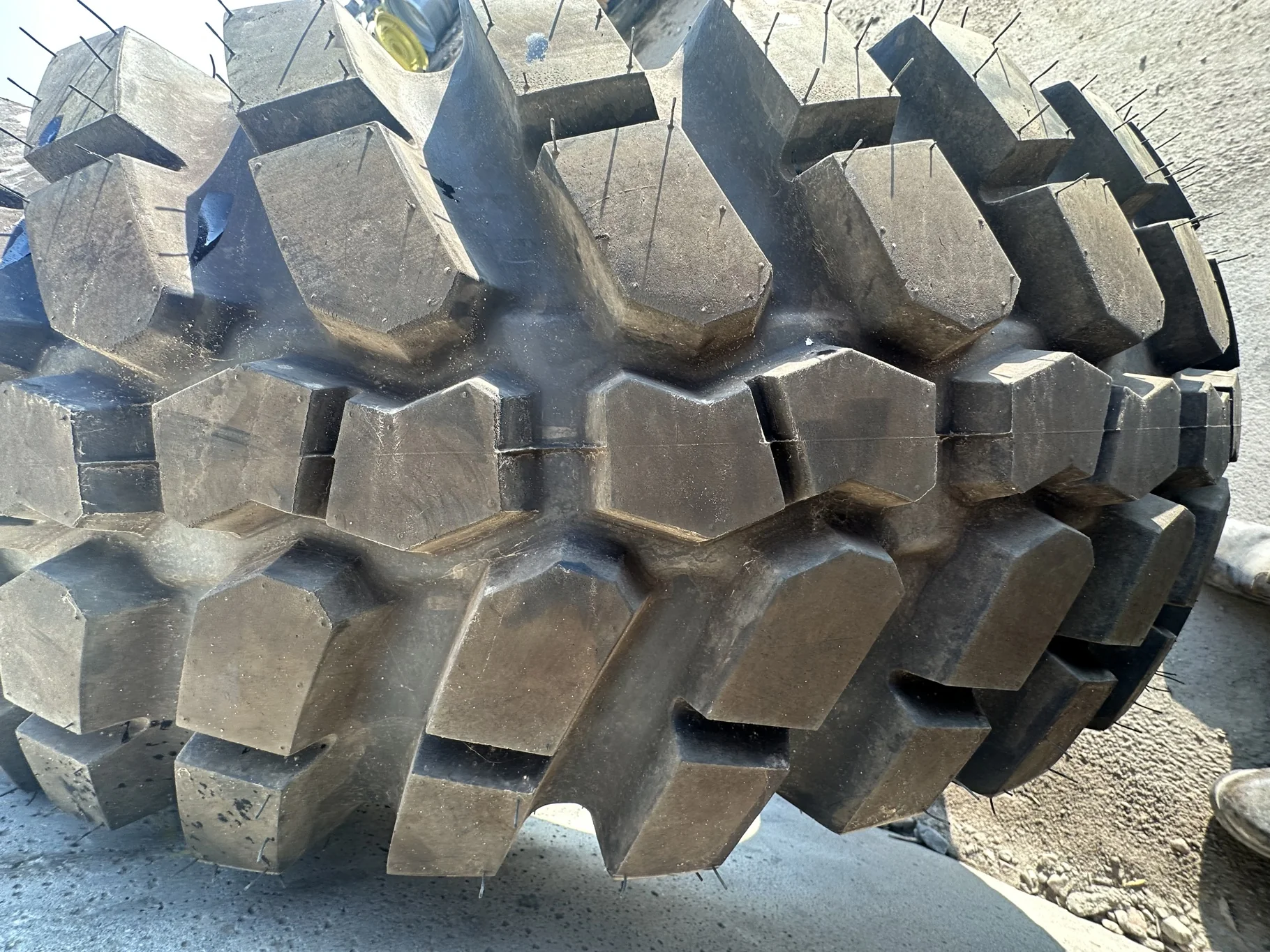 Take-Off 400/80R28 Alliance 550 Steel Belted Multi Use (151A8/146D) TL - Excellent Condition   (Slig image 3