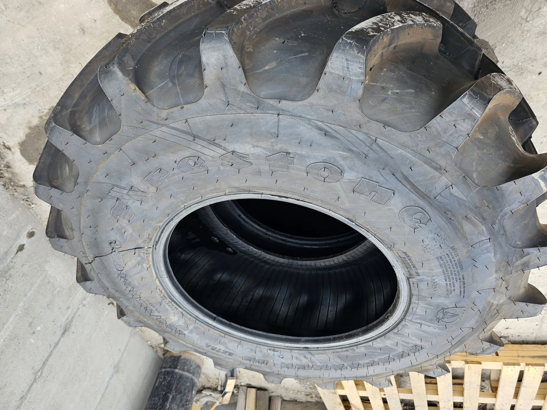 Used 420/85R24 Firestone Performer 85 R-1W (137D) TL 99% (Lug Stubble)
