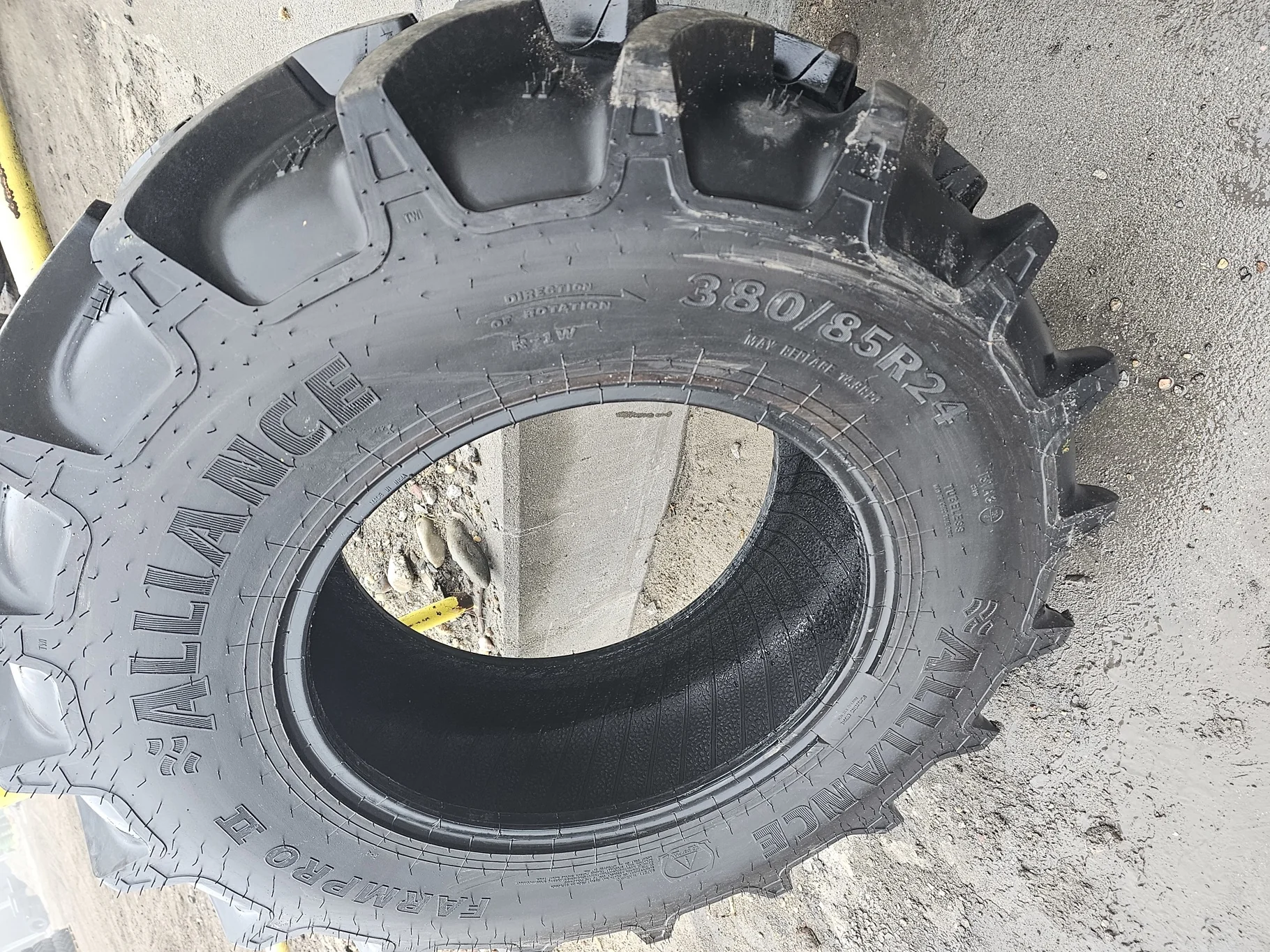 Take-Off 380/85R24 Alliance Farm Pro 2 131A8/131B R-1W TL - Excellent Condition (Lug stubble)
