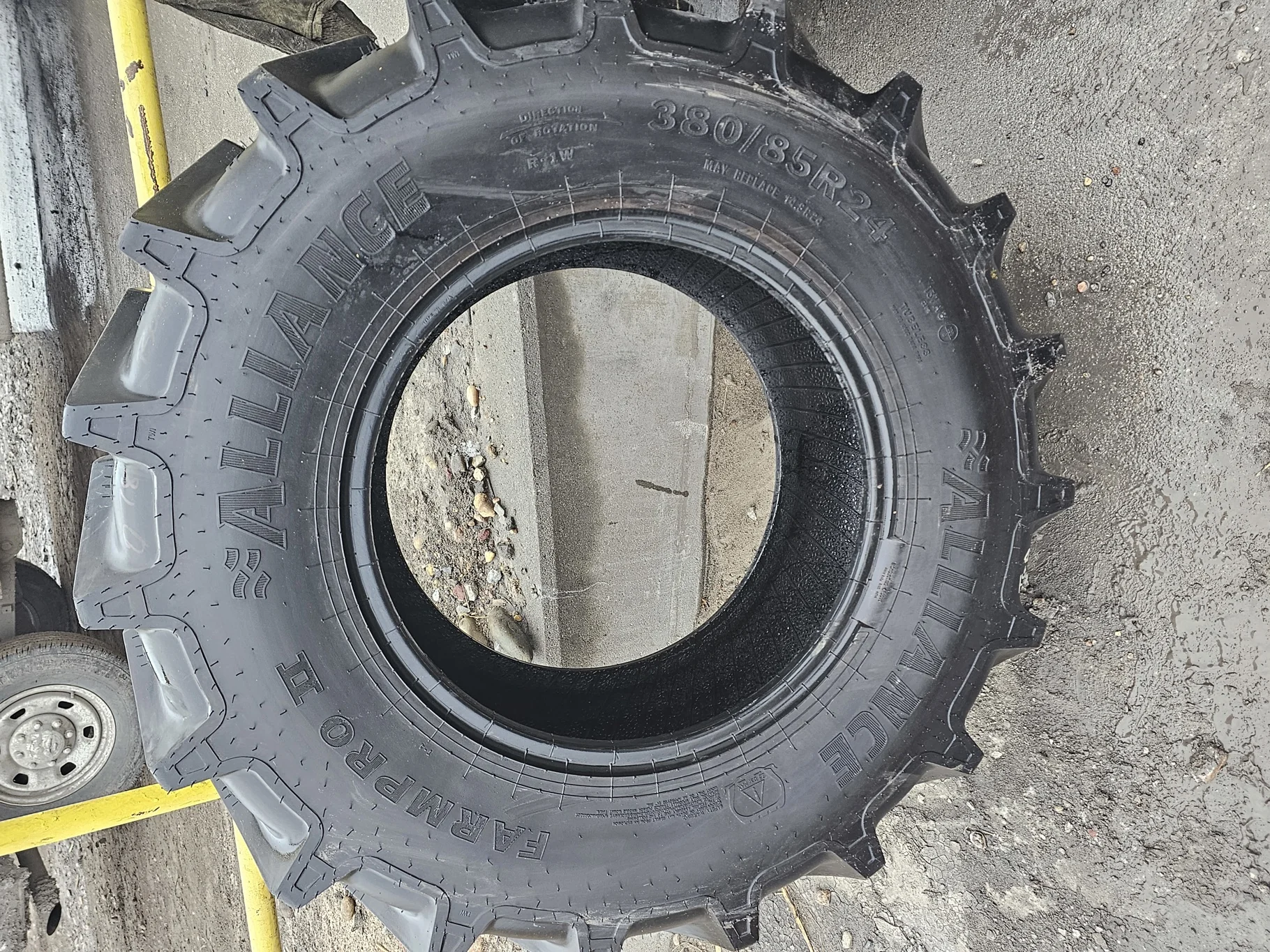 Take-Off 380/85R24 Alliance Farm Pro 2 131A8/131B R-1W TL - Excellent Condition (Lug stubble) image 2