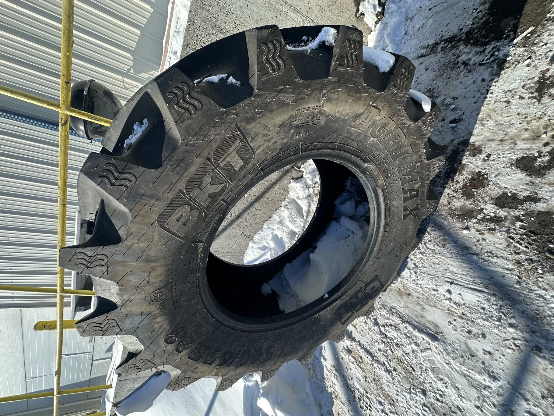 Used 540/65R28 BKT Agrimax RT 657 R-1W 149D/152A8 TL 98% - Good Condition Lug Cuts