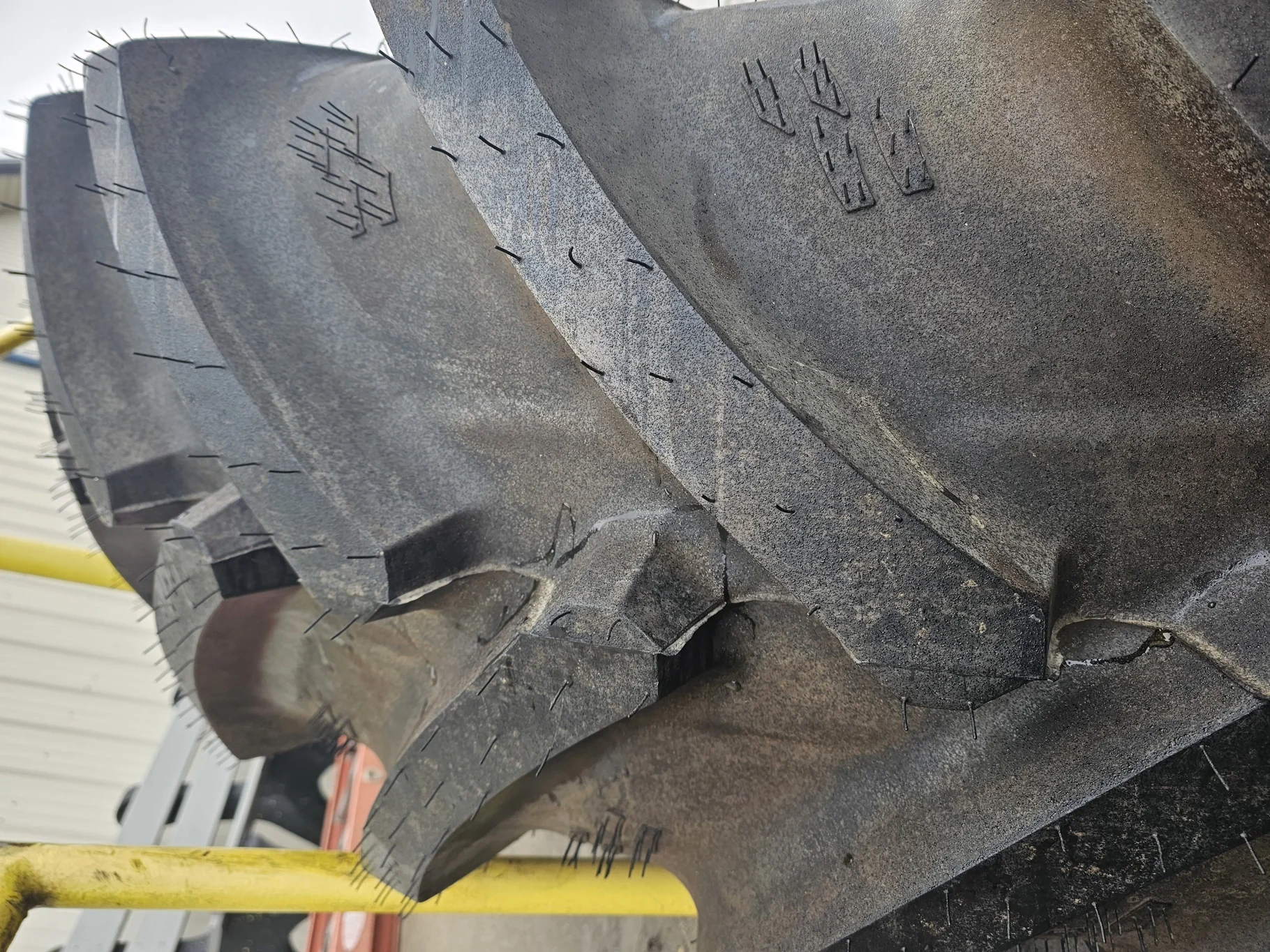 Take-Off 580/85R42 Alliance Agri-Traction R-1W 166A8 TL image 3