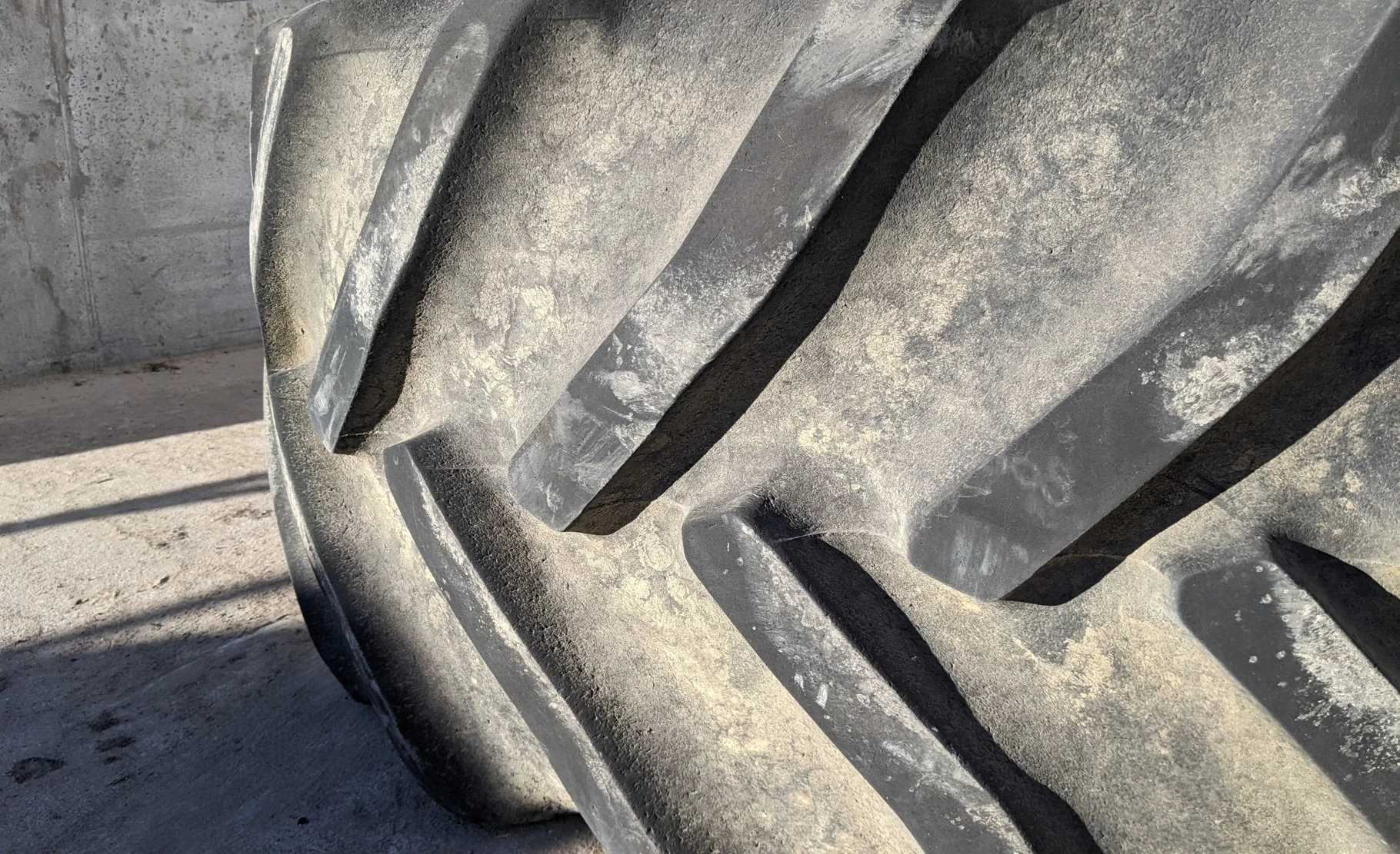 Used 600/65R28 Goodyear DT820 R-1W (160D) TL 80%  (Major stubble; sidewall cuts) - Good Condition image 4
