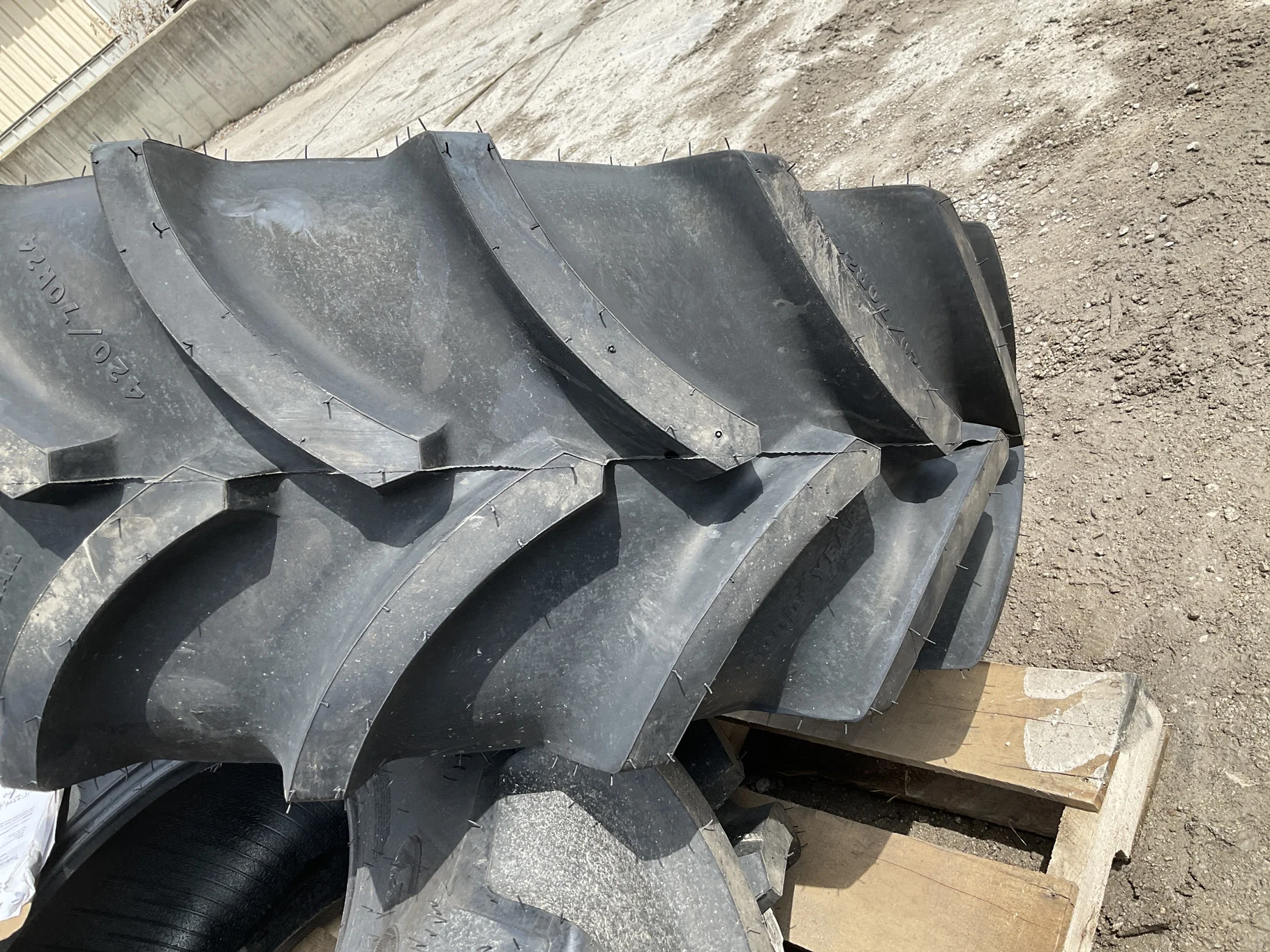 Take-Off 420/70R24 130D Goodyear Optitrac TL R-1W 95-100% image 2