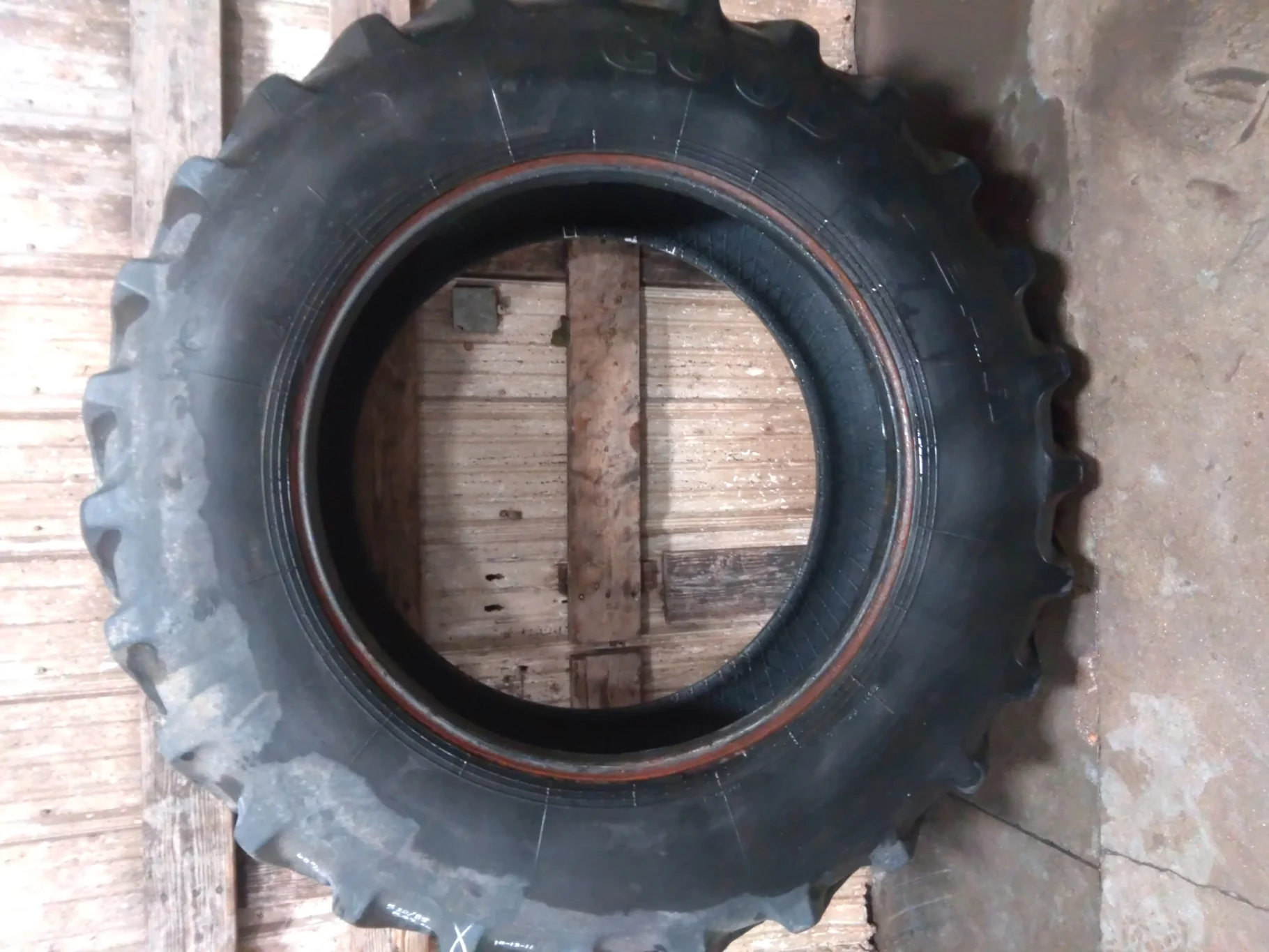 Used 520/85R42 157A8/B Goodyear Dyna Torque Radial R-1 TL 70% image 2