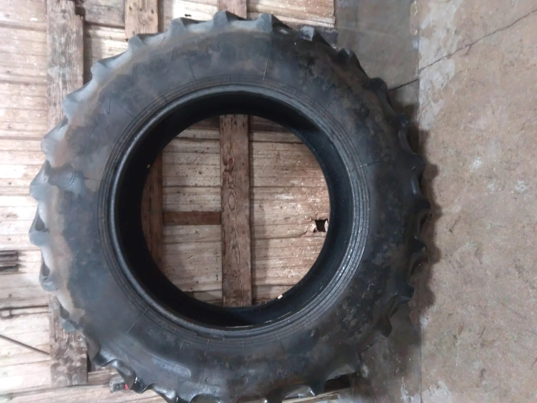 Used 520/85R42 157A8/B Goodyear Dyna Torque Radial R-1 TL 70% image 3