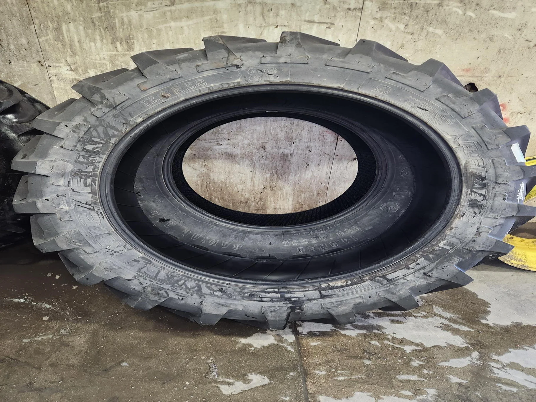 Used 340/85R38 (13.6R38) 125B Michelin Agribib TL R-1W 90%