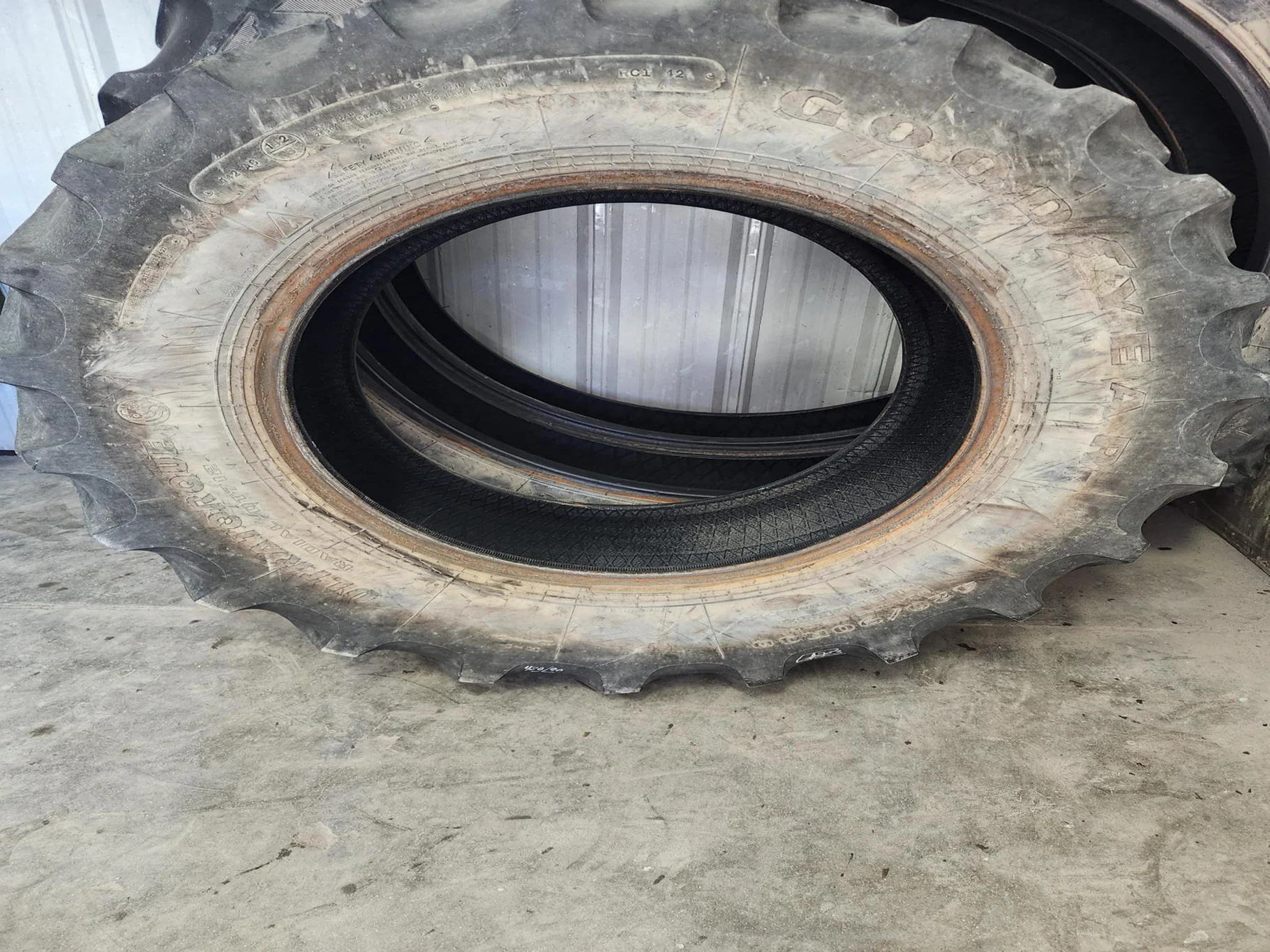 Used 420/90R30 142A8/B Goodyear Ultra Torque Radial DT 712 R-1 TL 36% image 3