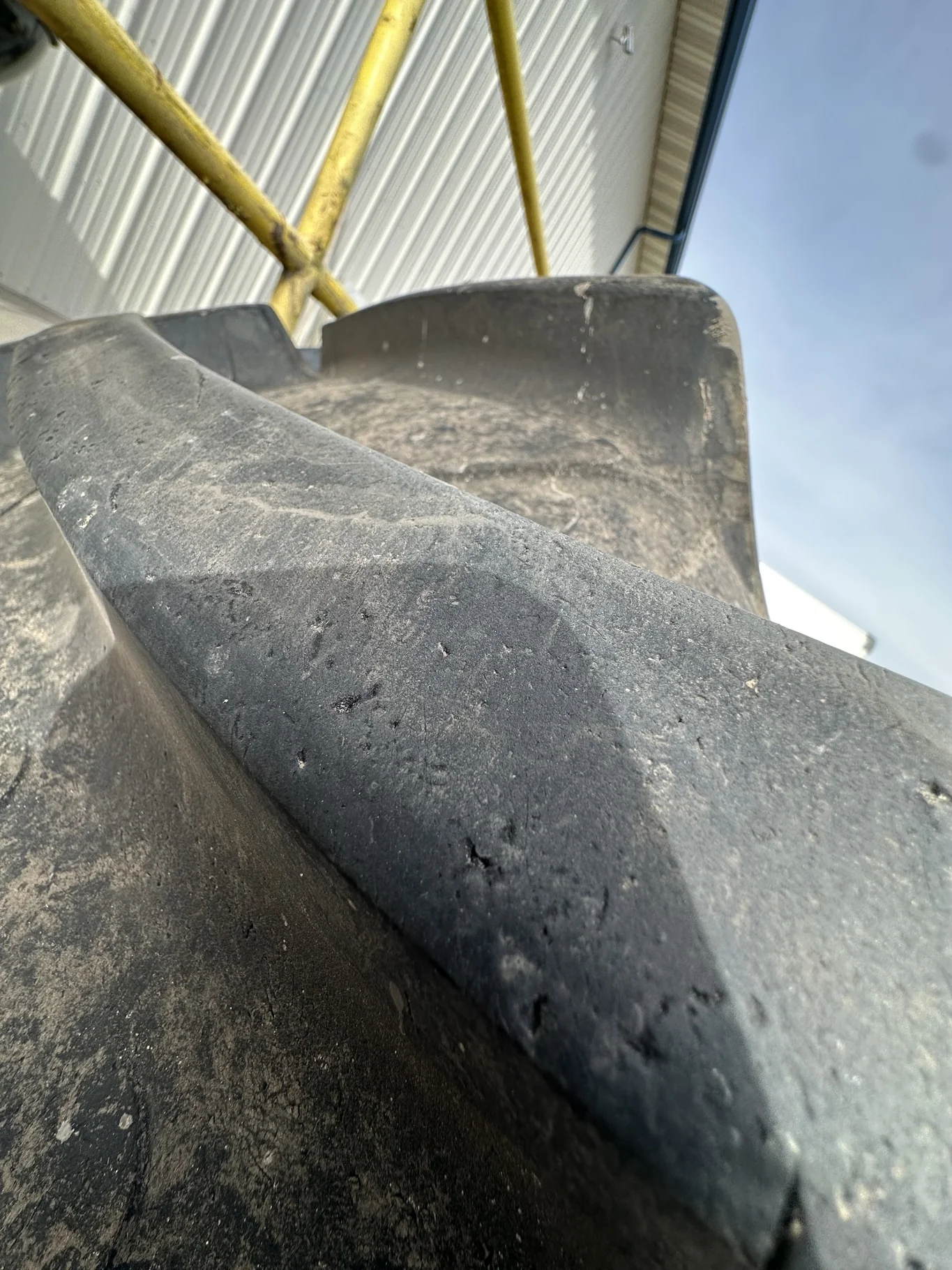 Used 620/70R42 166B BKT AGRIMAX RT765 75-80% image 3