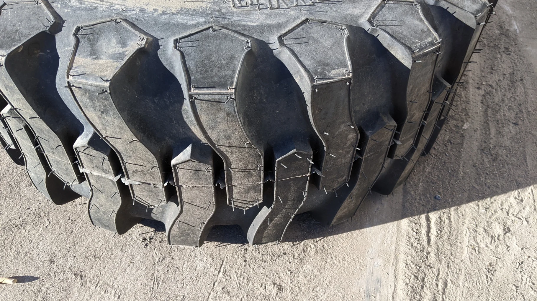 TAKE-OFF 12-16.5 Titan Contractor FWD R-4 E(6 Ply) TL - Excellent Condition image 2