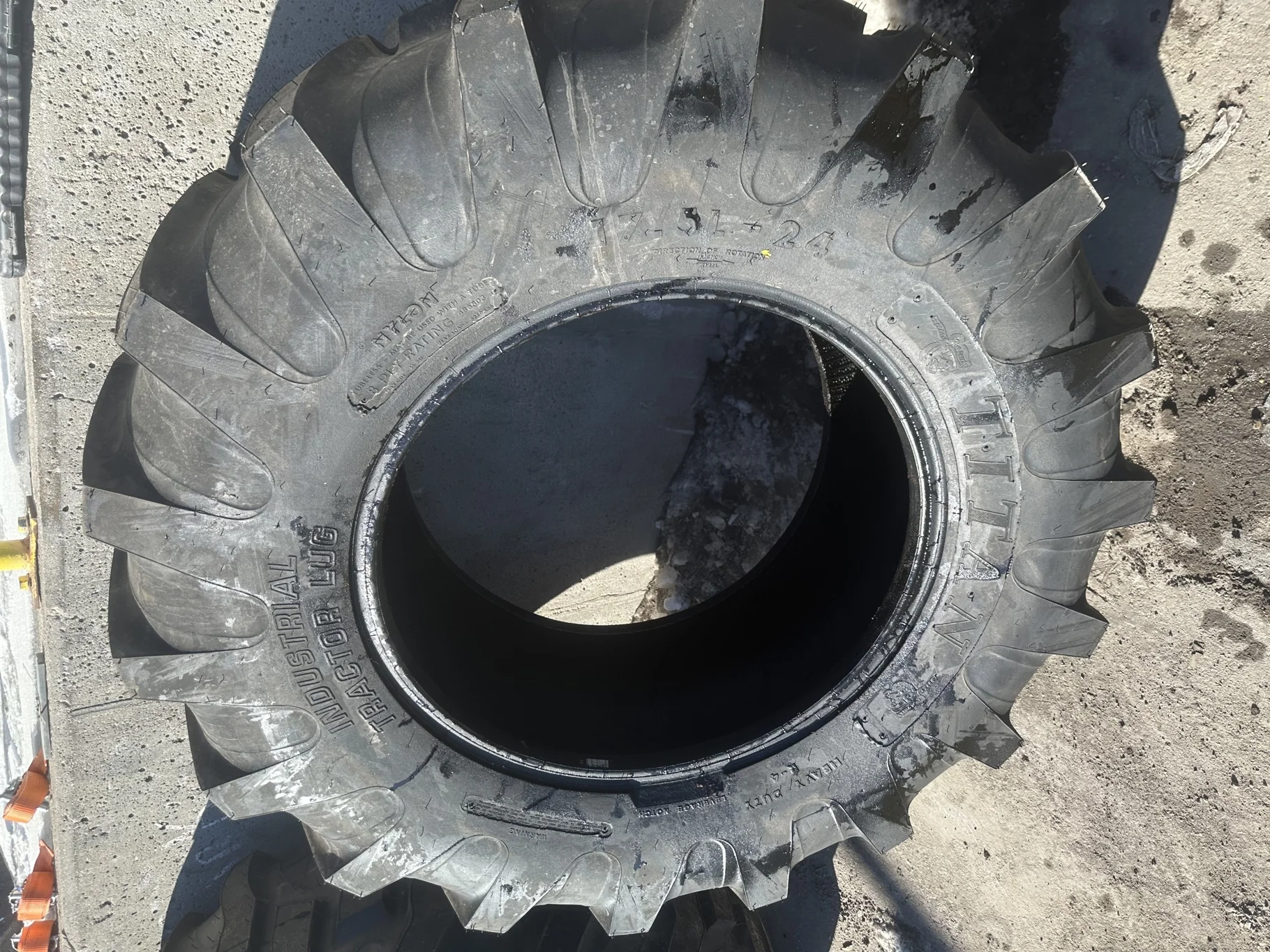 TAKE-OFF 17.5L-24 Titan Industrial Tractor Lug R-4 (8Ply) TL