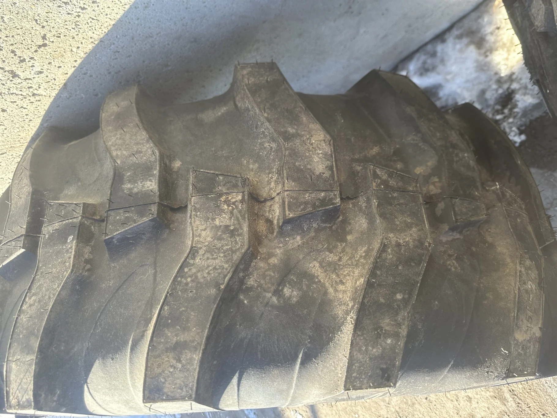 TAKE-OFF 17.5L-24 Titan Industrial Tractor Lug R-4 (8Ply) TL image 3