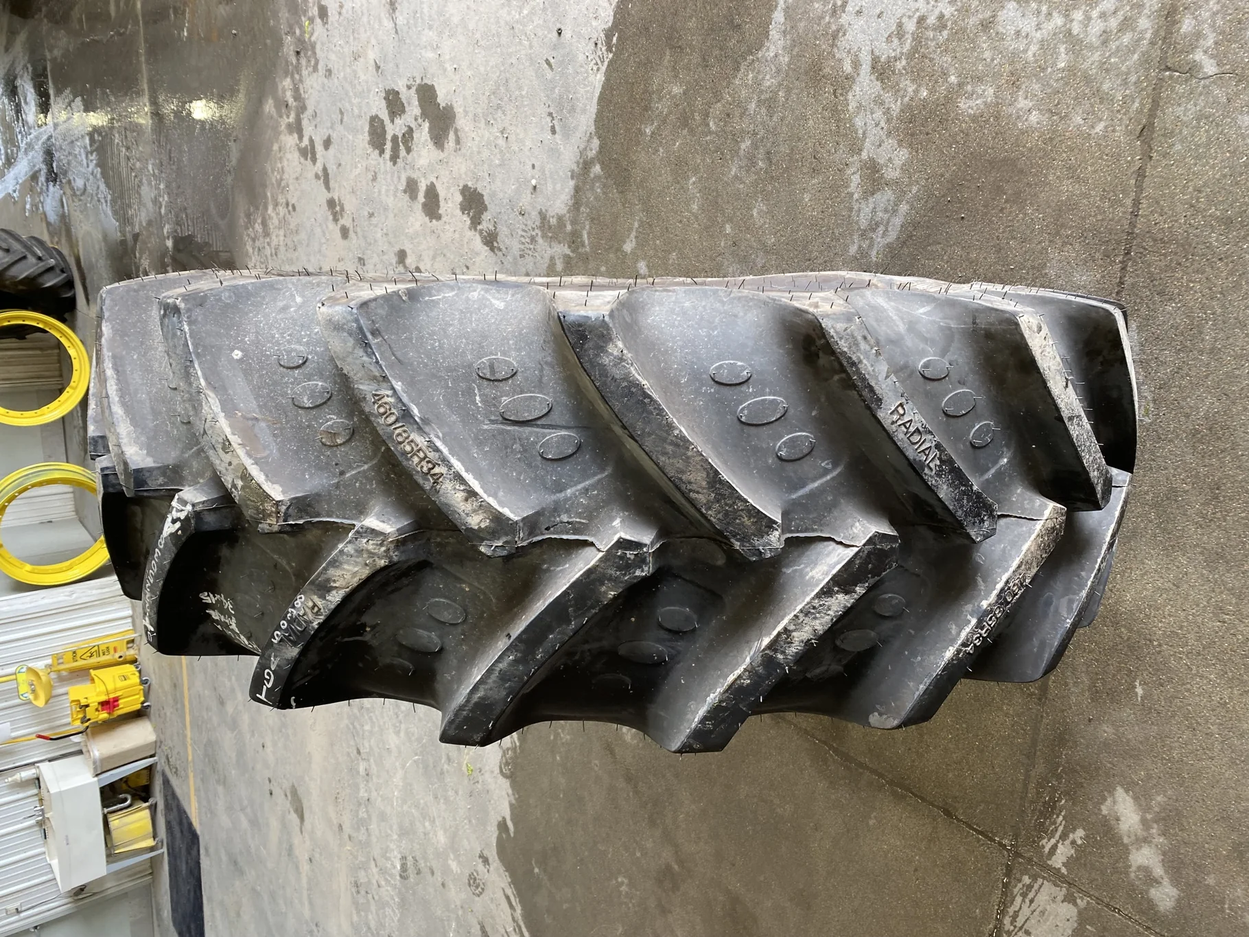 Take-Off 460/85R34 (18.4R34) BKT Agrimax RT 855 R-1W 147A8/B TL - Excellent Condition image 3