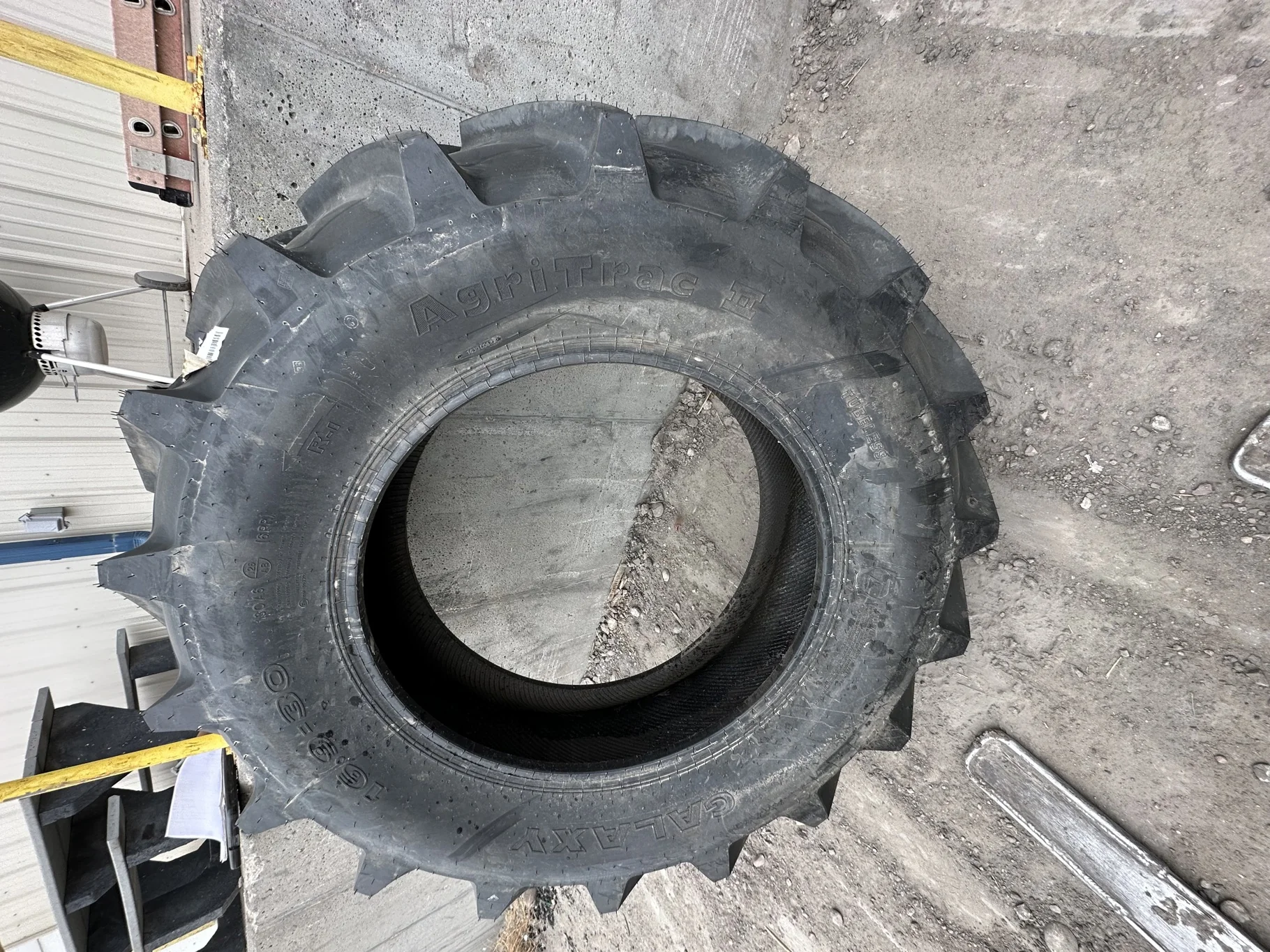 Take-Off 16.9-30/D GALAXY AgriTrac 2 R1 D (126A8)(8Ply) TL - Excellent Condition
