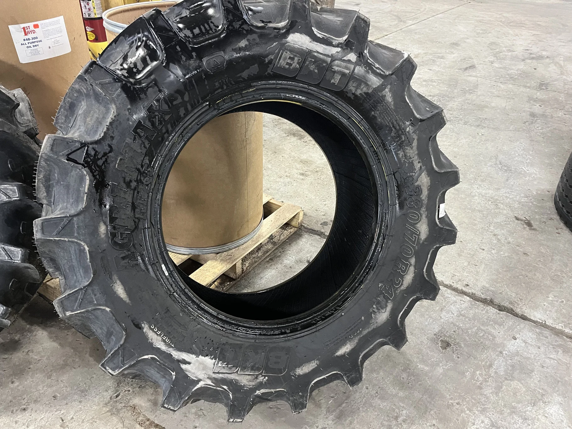 Take-Off 380/70R24 125D BKT Agrimax RT765 TL R-1W 95-100% image 3
