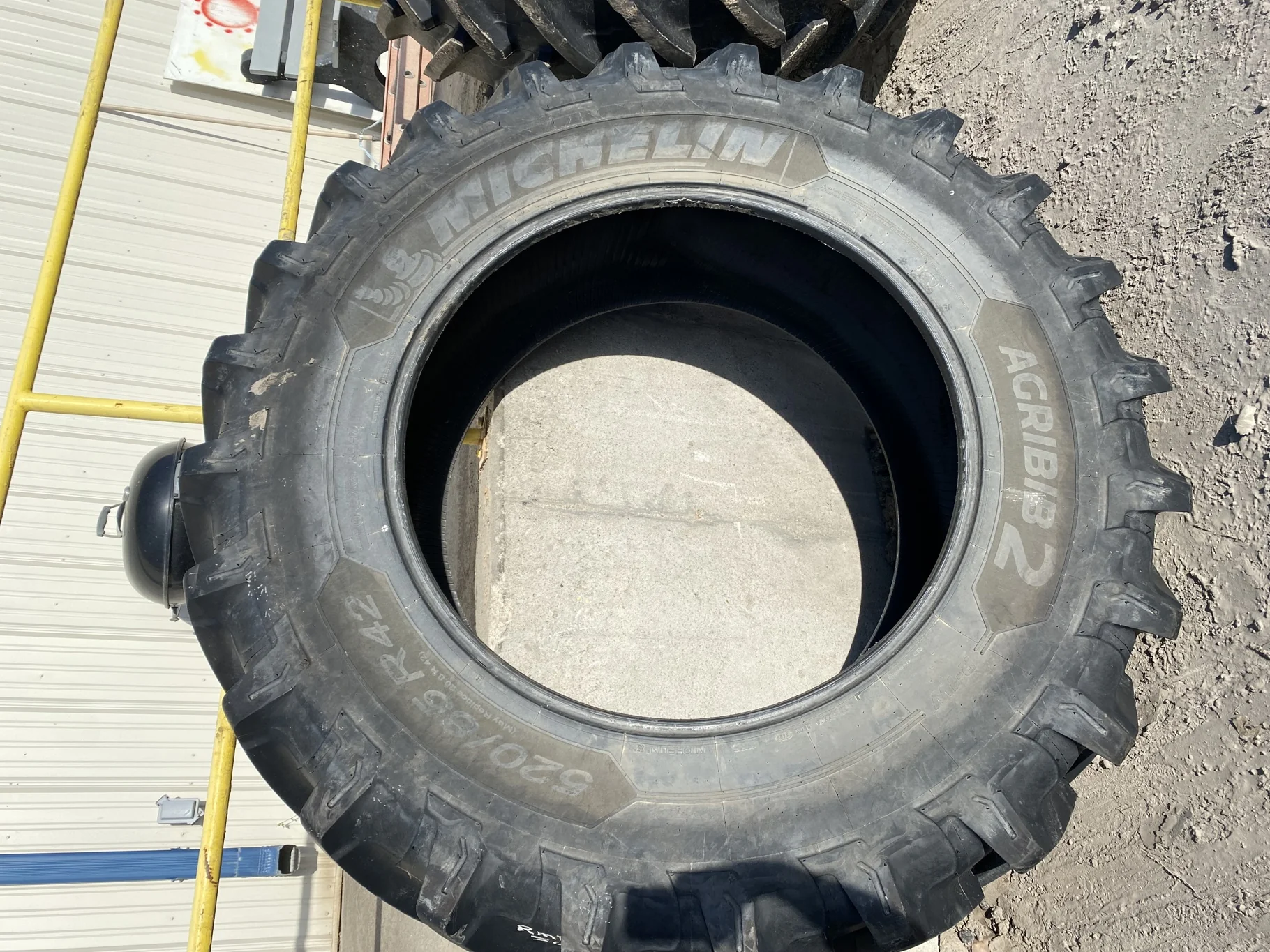 USED 520/85R42 162B MICHELIN AGRIBIB 2 95% LUG CUTS STUBBLE