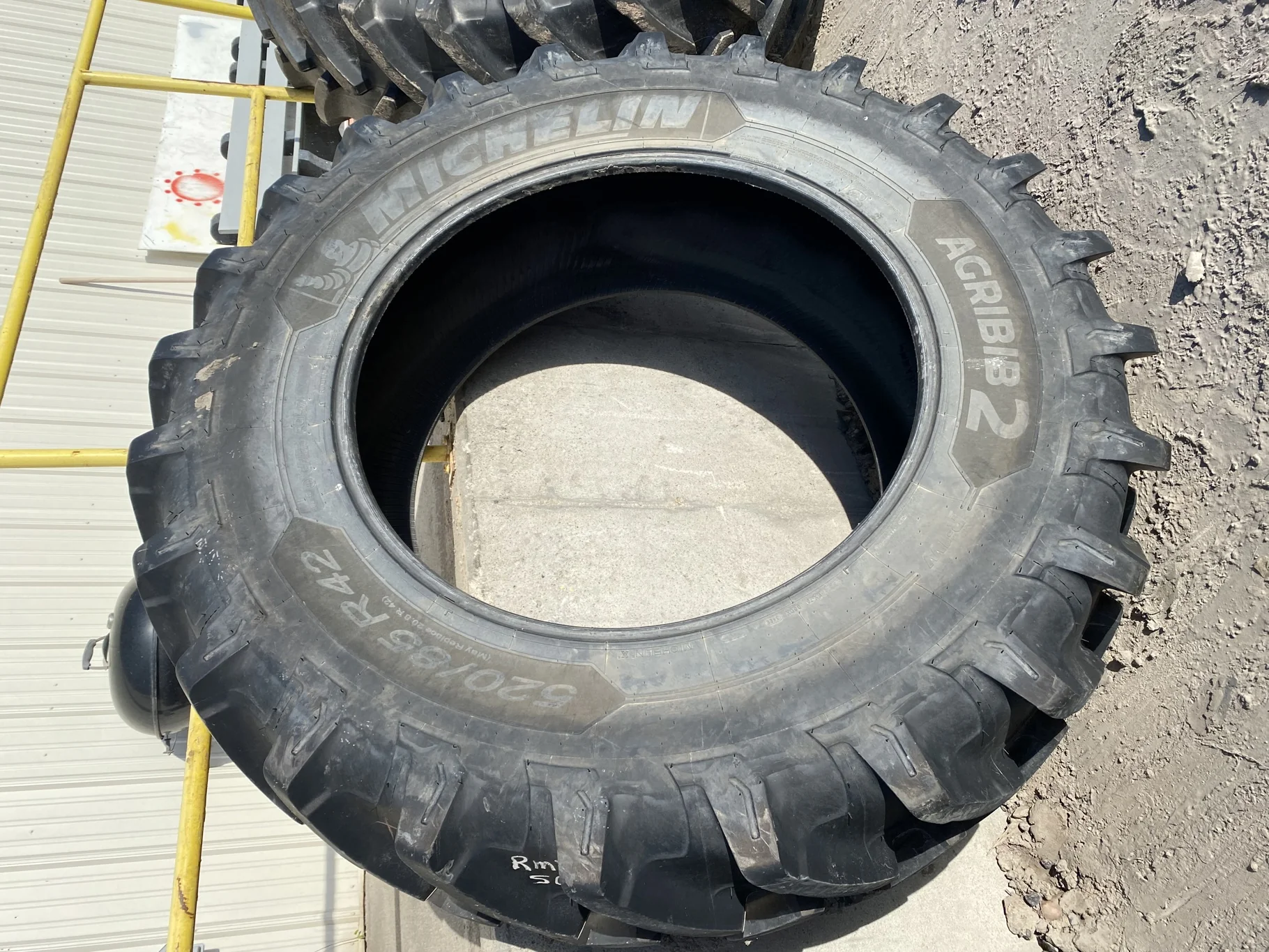USED 520/85R42 162B MICHELIN AGRIBIB 2 95% LUG CUTS STUBBLE image 2
