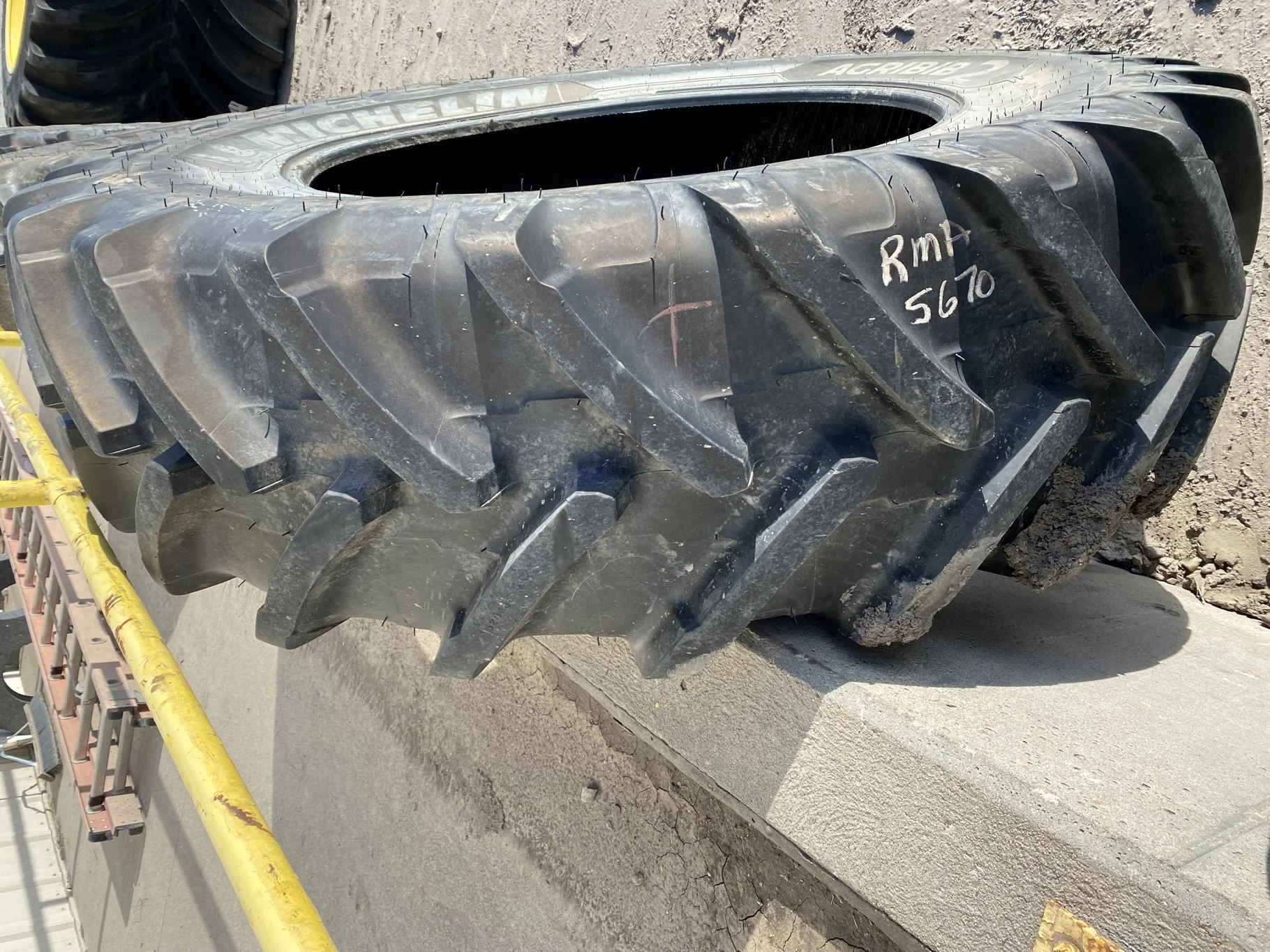 USED 520/85R42 162B MICHELIN AGRIBIB 2 95% LUG CUTS STUBBLE image 3