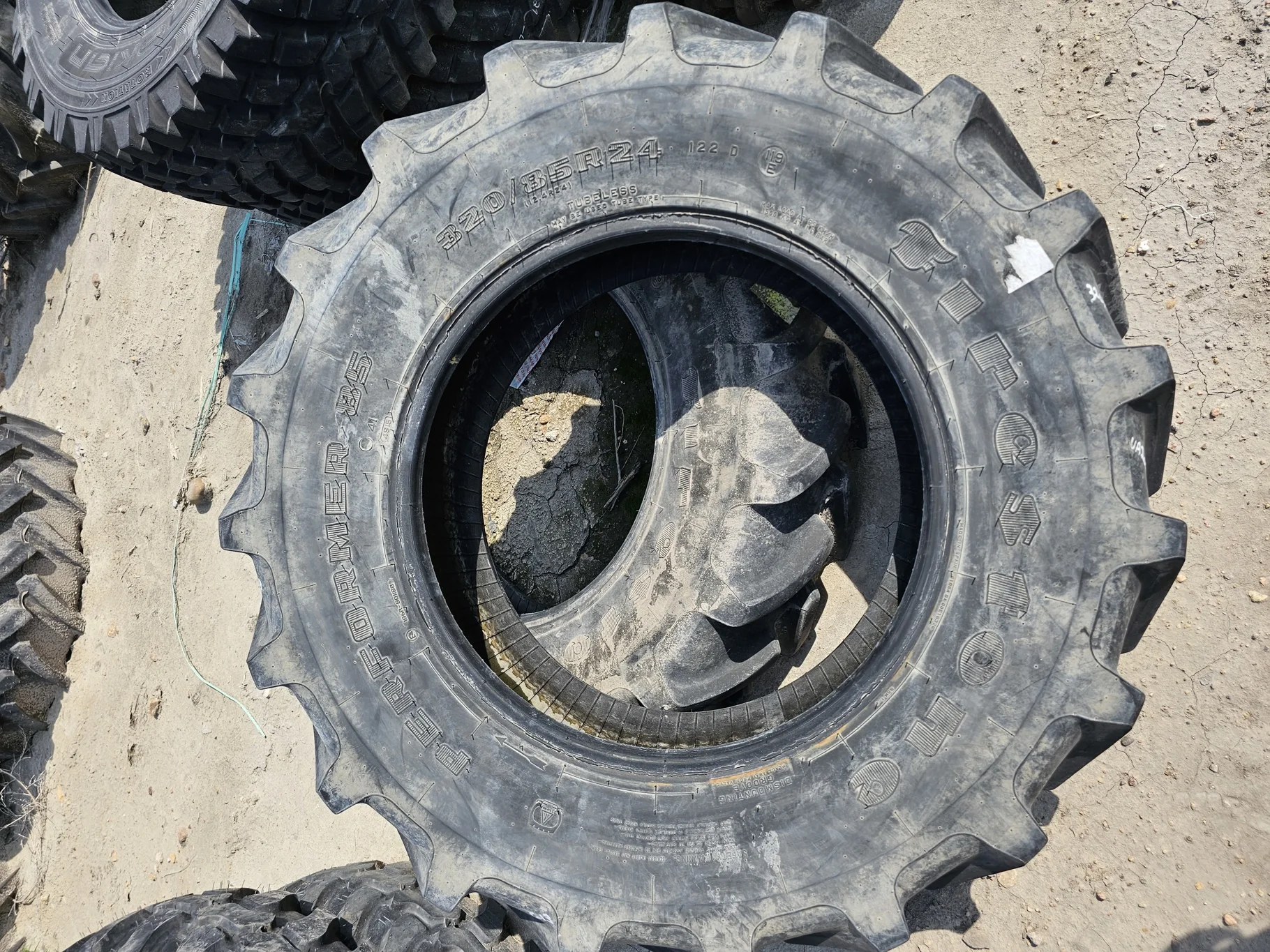 Used 320/85R24 Firestone Performer 85 R-1W 122D 95%  _x000D_ (Lug Stubble) image 2