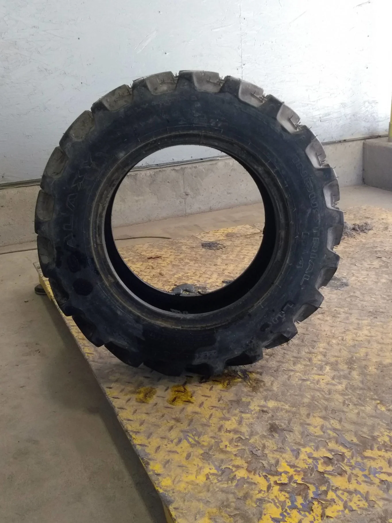 Used Galaxy 25x8.50-14 NHS Industrial Lug 6Ply R-4 TL 98%