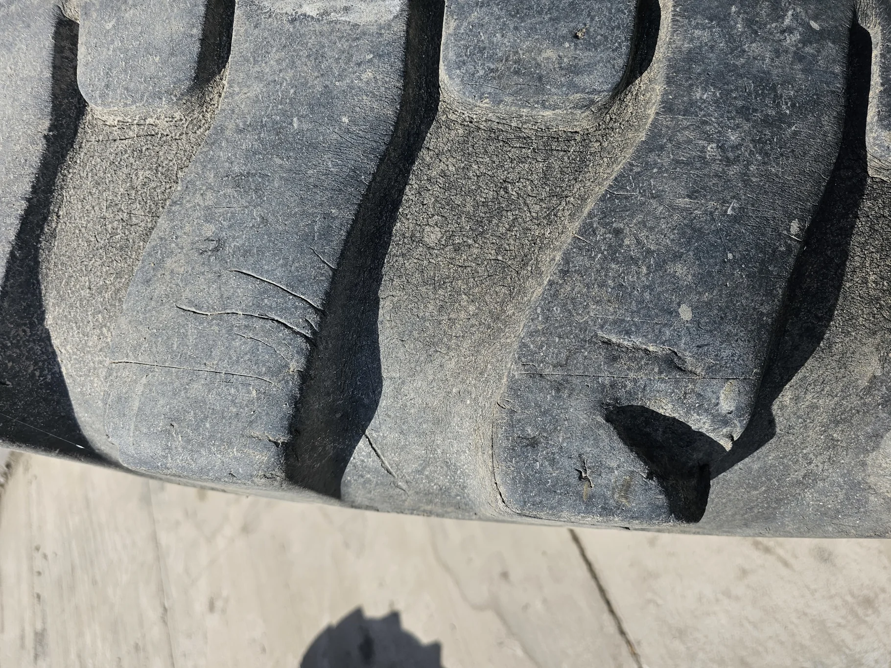 Used 23.5-25 Akuret E-2/L-2 16 ply 50% weathering, Stubble, Sidewall cuts, Lug Chunks missing, Lug c