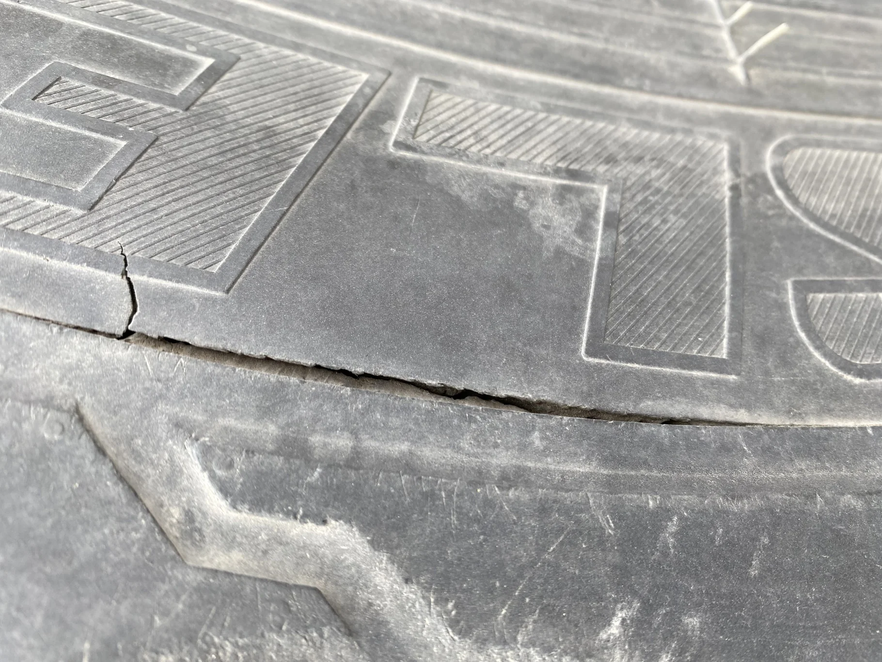Used 340/85R28 Carlise FSTR 127A8 TL 70% (sidewall cuts, wreathing, road wear, lug cuts) image 4