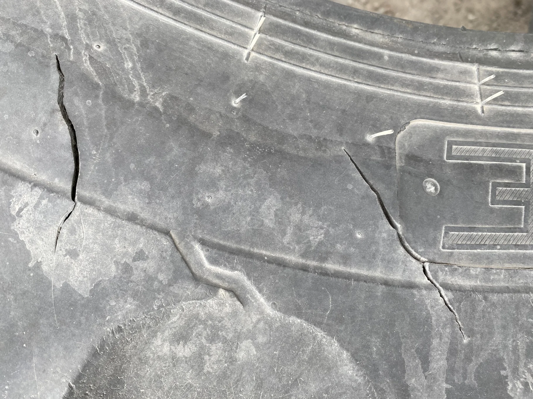 Used 340/85R28 Carlise FSTR 127A8 TL 70% (sidewall cuts, wreathing, road wear, lug cuts) image 5
