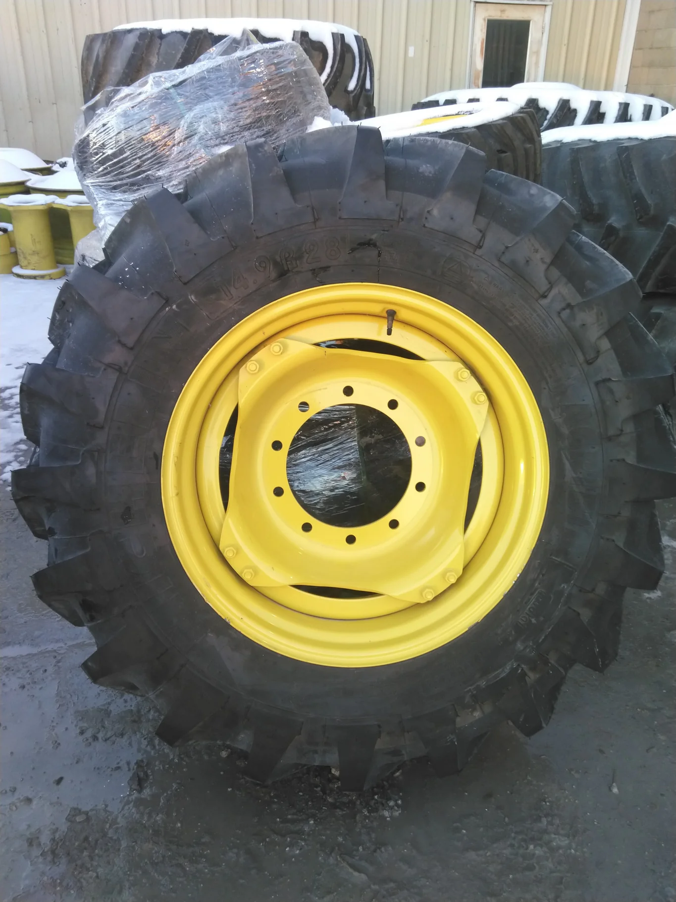 Take-Off 14.9R28 131 Michelin Agribib TL R-1 95-100% On 12 x 28 10-13.19-11.07 4/2 Rail With Disc