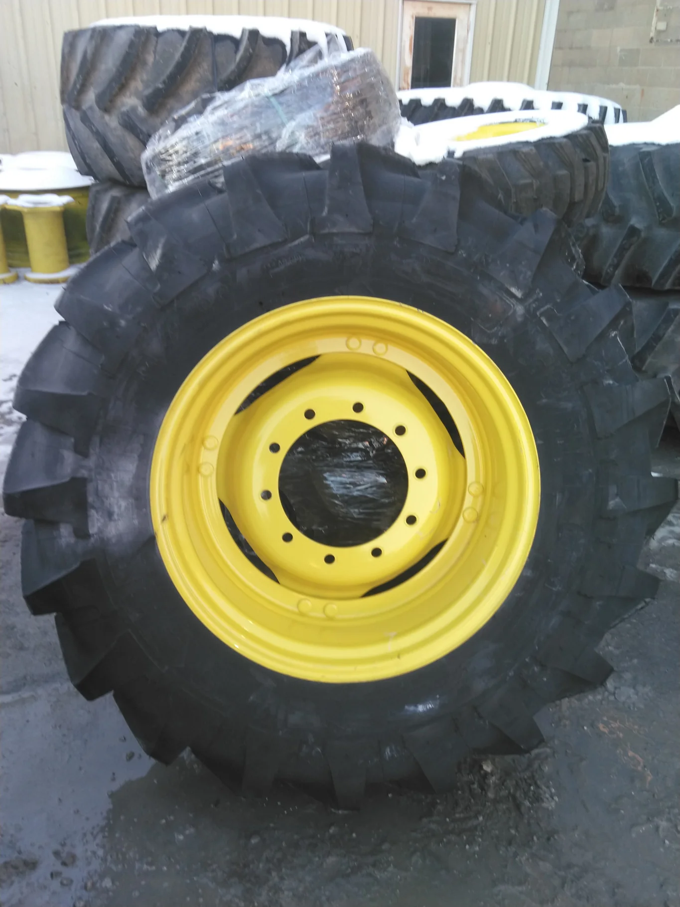 Take-Off 14.9R28 131 Michelin Agribib TL R-1 95-100% On 12 x 28 10-13.19-11.07 4/2 Rail With Disc image 2