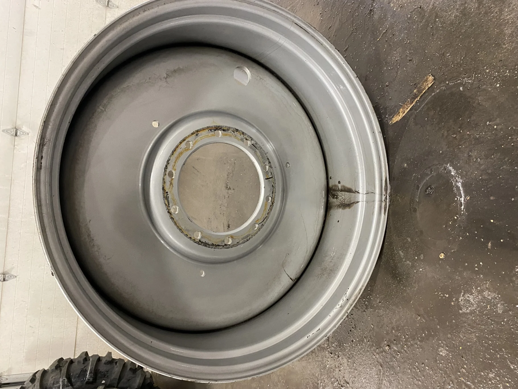 Used 18 X 38 Case IH Silver 10 Bolt .906 Sprayer Wheel 10-13.189-11.07 2.62 OUT Gashes/Scratces/Rust image 4