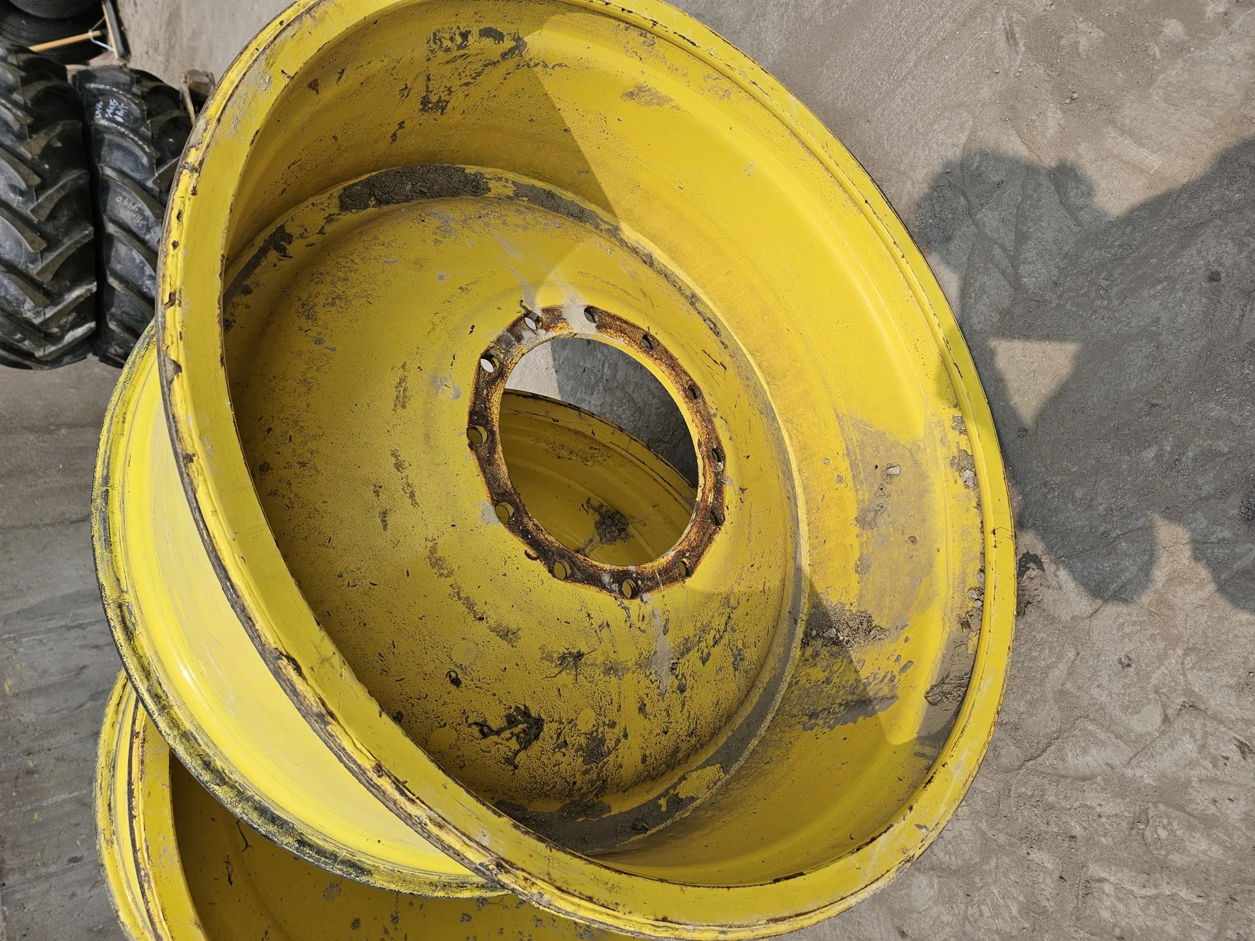 Used 18 X 38 12-13.976-11.857 -2.00OUT JD Yellow Reinforced Bead (Scratches; Rust Spots) image 3