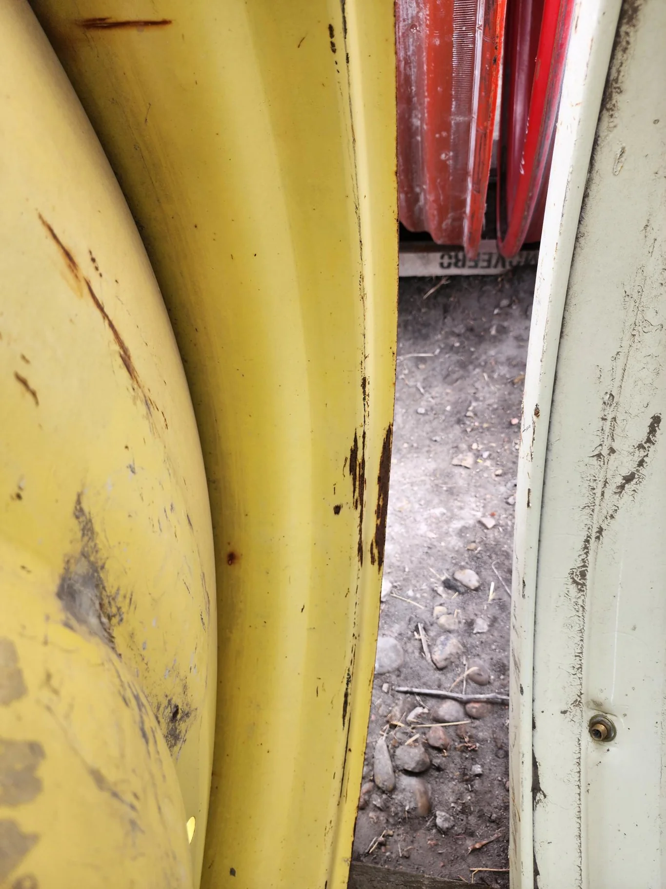 Used 16 X 46 JD Yellow 10 Bolt Dual 10-13.18-11.09-11.5IN scratches image 7