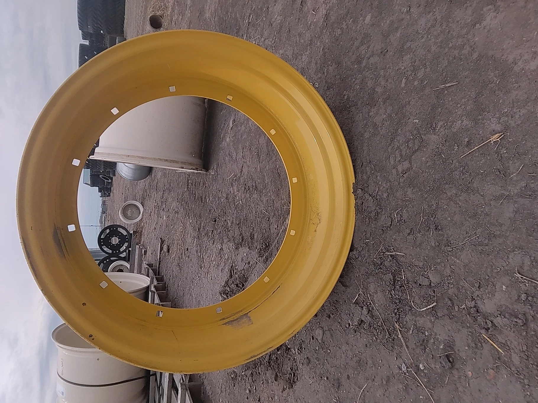 Used 15 X 34 John Deere Yellow Stub Disc image 3