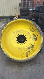 Take-Off 8" Drive Wheel John Deere 8RT (LEFT) image 2